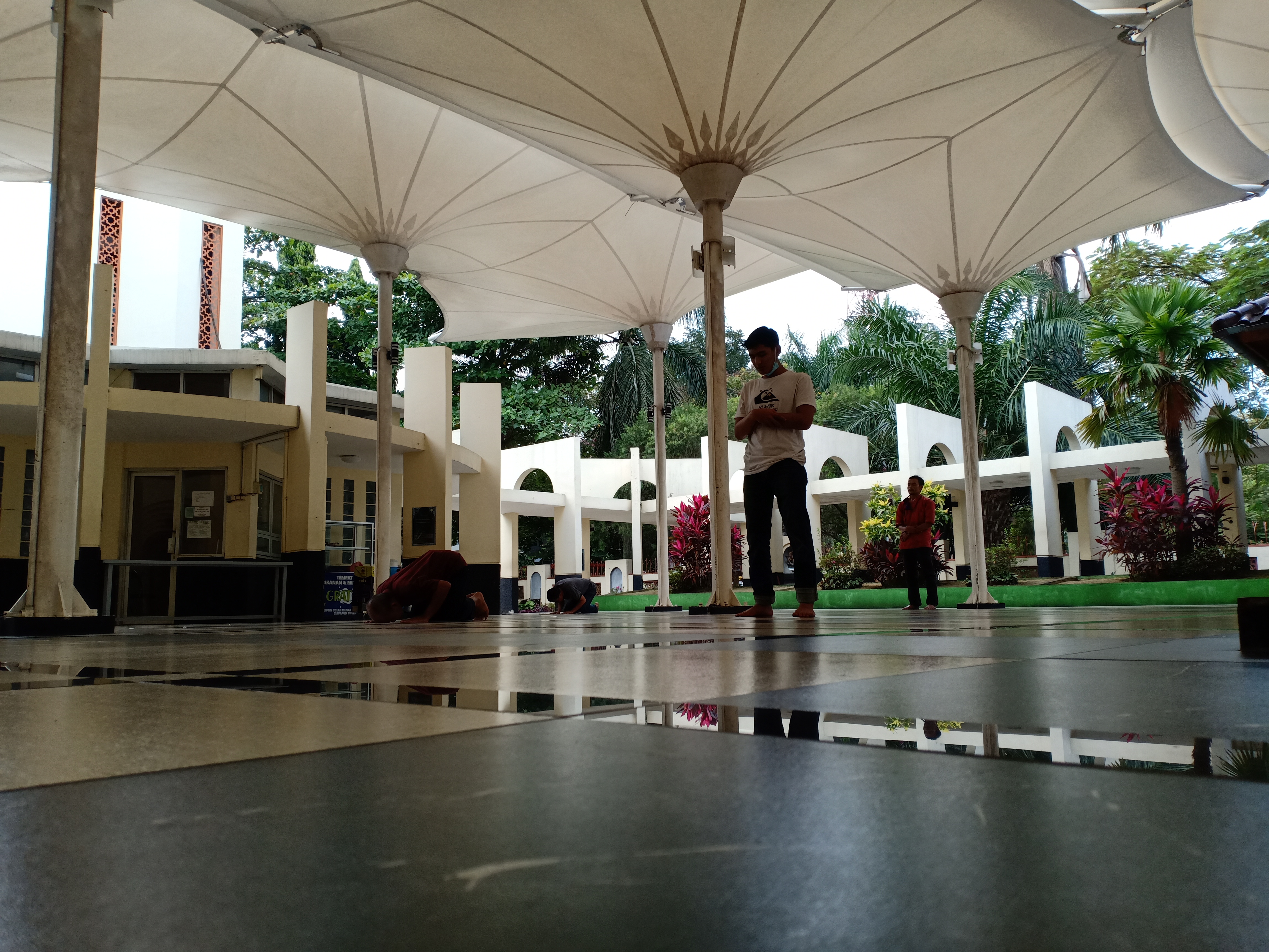 Warga melaksankan salat di Masjid Agung Cimahi, Jawa Barat 