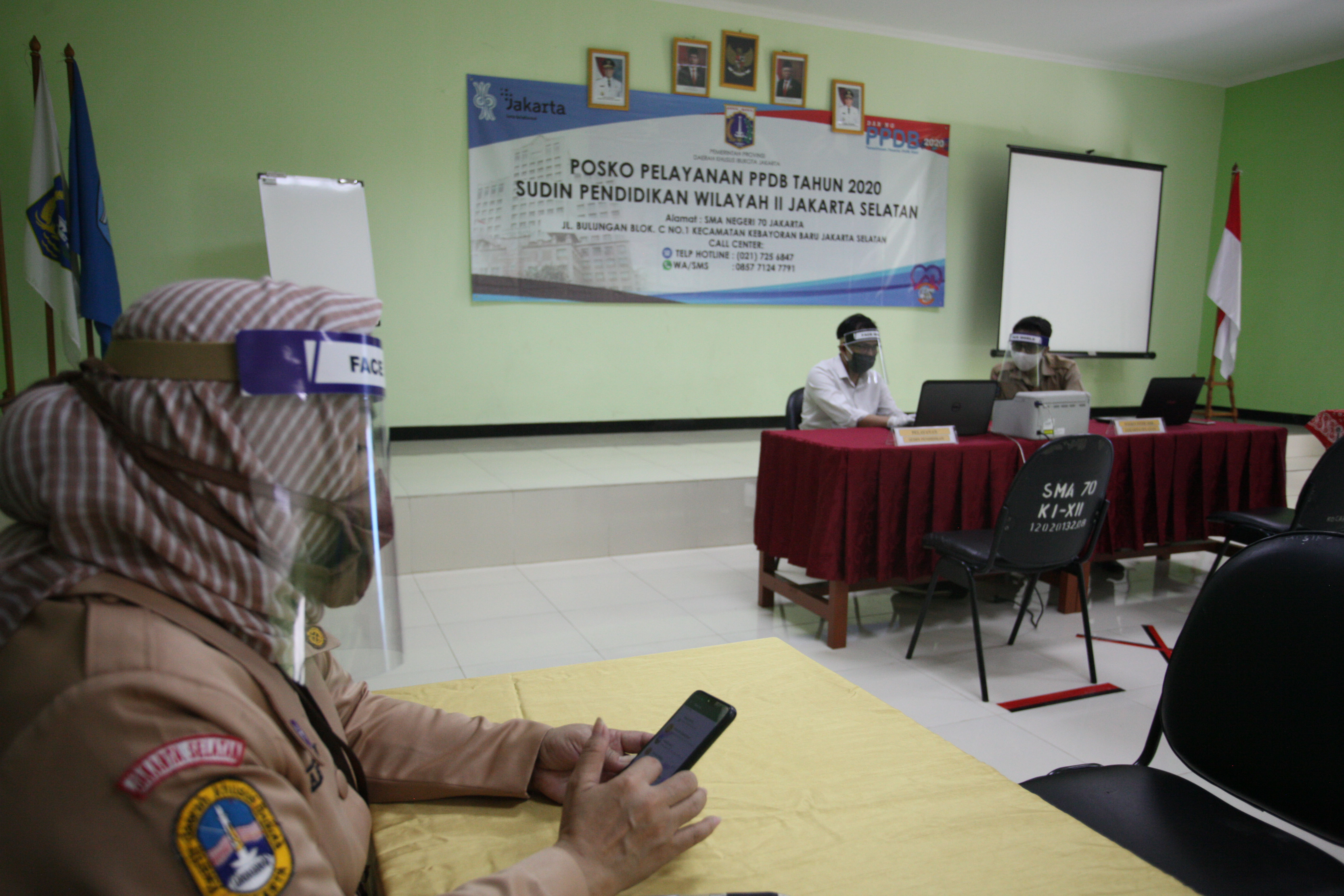 Guru melakukan simulasi pendaftaran di posko PPDB tahun pelajaran 2020/2021 di SMA Negeri 70 Jakarta Selatan