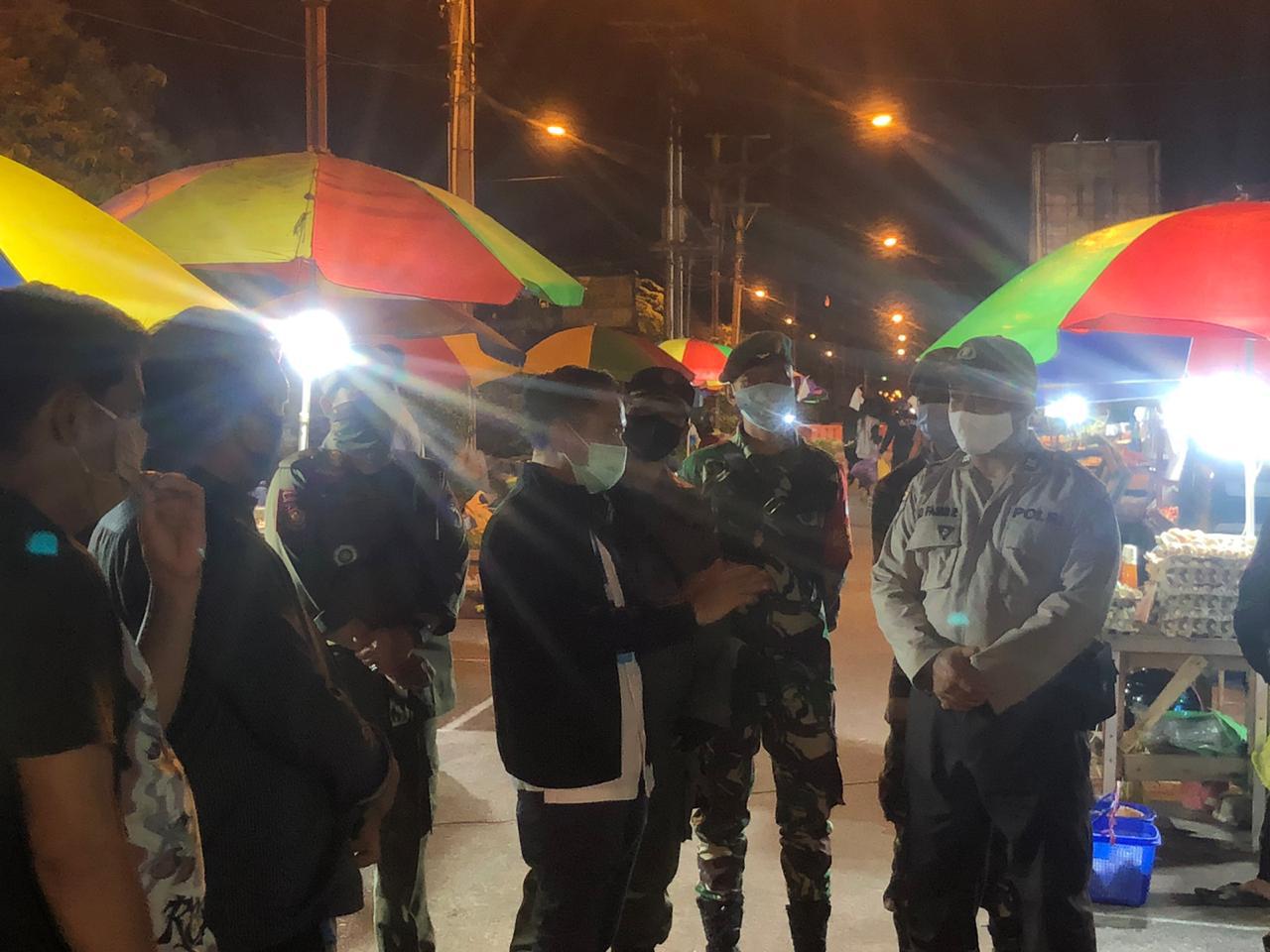 Wali Kota Palangka Raya Fairid Naparin (bermasker putih) saat meninjau pasar besar yang ditutup selama tiga hari, Rabu (10/6/2020)