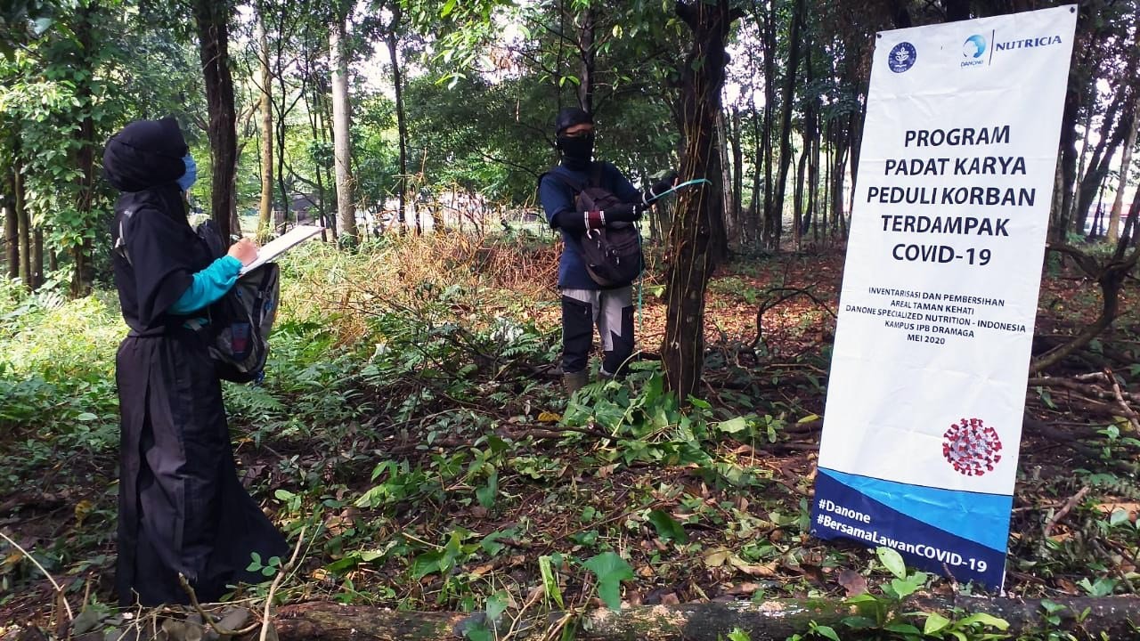 Program padat karya di Taman Kehati IPB  melibatkan mahasiswa dan warga sekitar yang kehilangan pekerjaan.