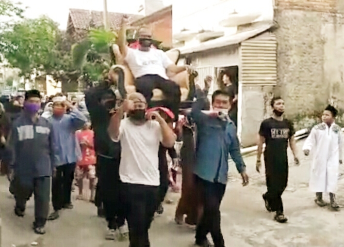 Warga Komplek Tani Mulya RT 01/RW 03, Desa Tani Mulya, Kecamatan Ngamprah, Kabupaten Bandung Barat mengarak Setyo Winarto 