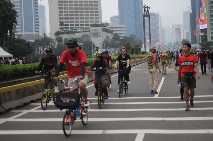 Pesepeda dan pejalan kaki memadati jalan protokol saat carr free day di Jakarta, Maret.