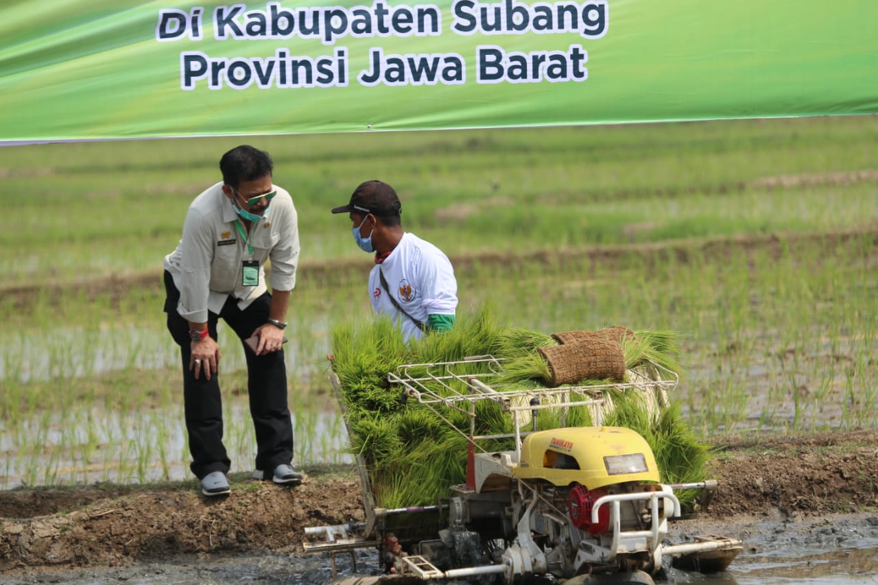Mentan Syahrul berbicara dengan salah seorang petani.