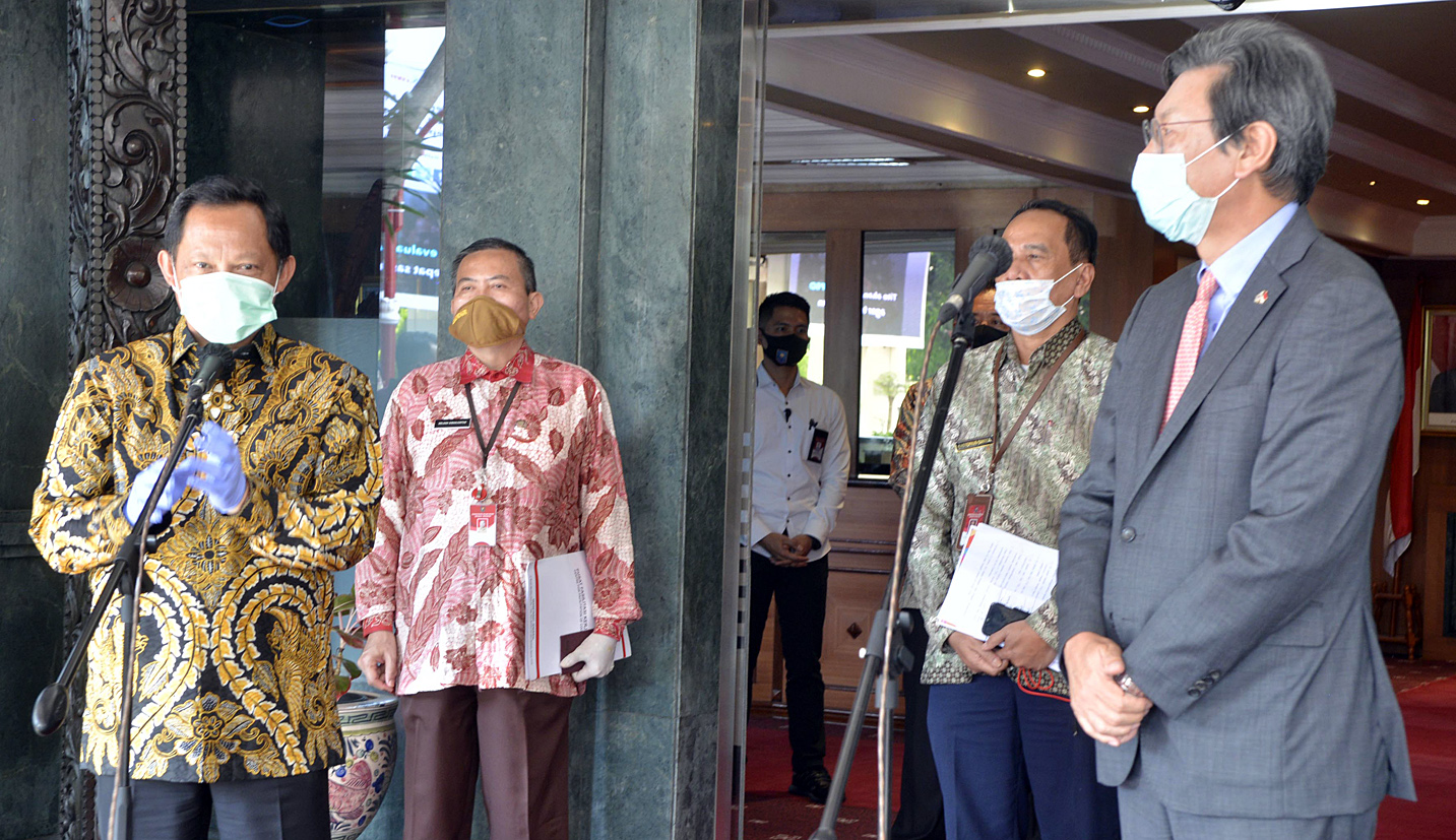 Menteri Dalam Negeri Tito Karnavian (kiri) bersama Duta Besar Korea Selatan Kim-Chang beom (kanan) 