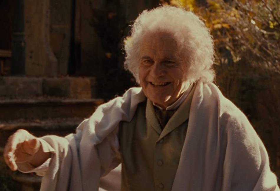 Sir Ian Holm, saat berakting sebagai Bilbo Baggins dalam trilogi Lord of The Rings.