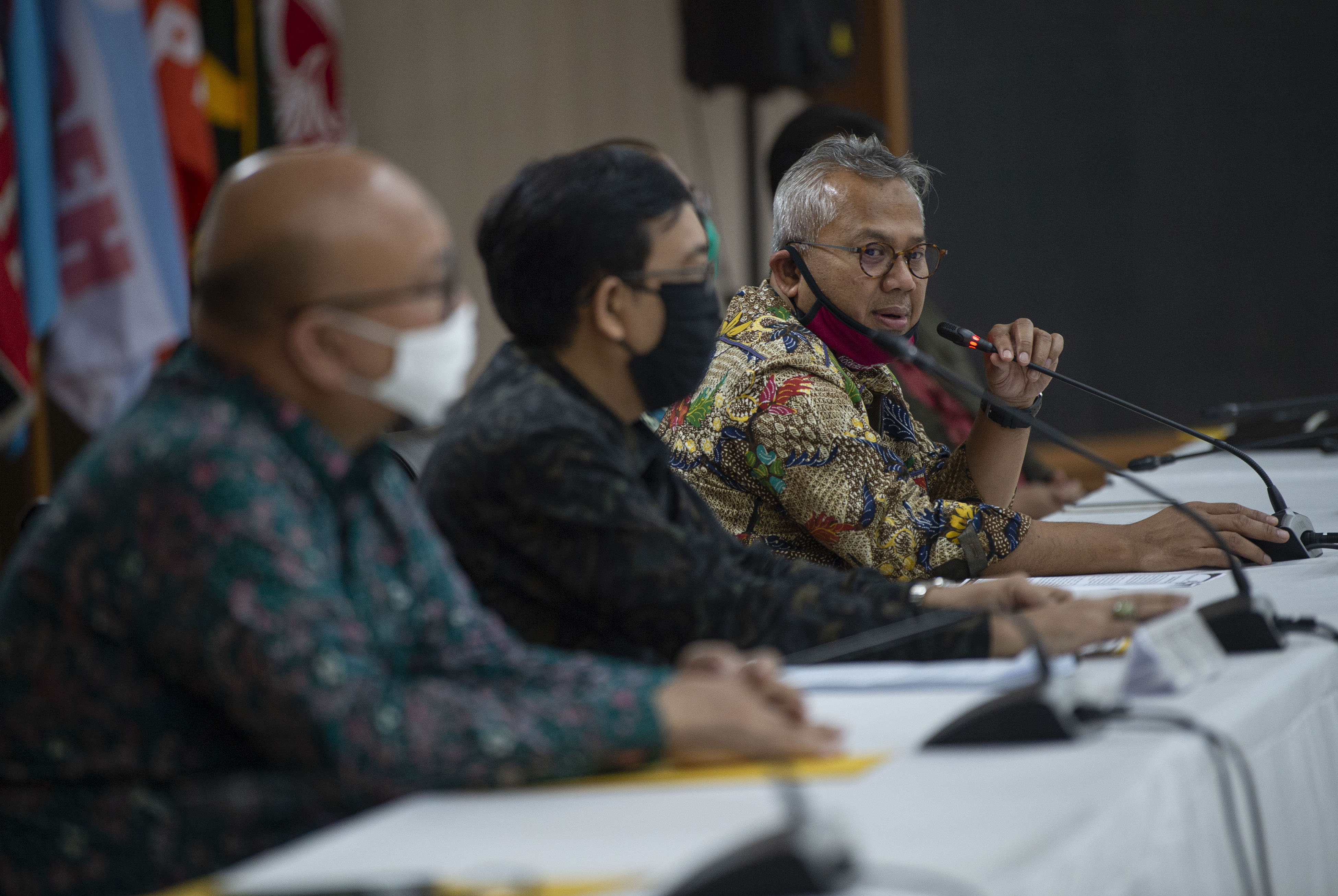  Ketua KPU Arief Budiman (kanan) didampingi jajaran komisioner lainnya memberikan keterangan pers tentang Pilkada serentak di Gedung KPU