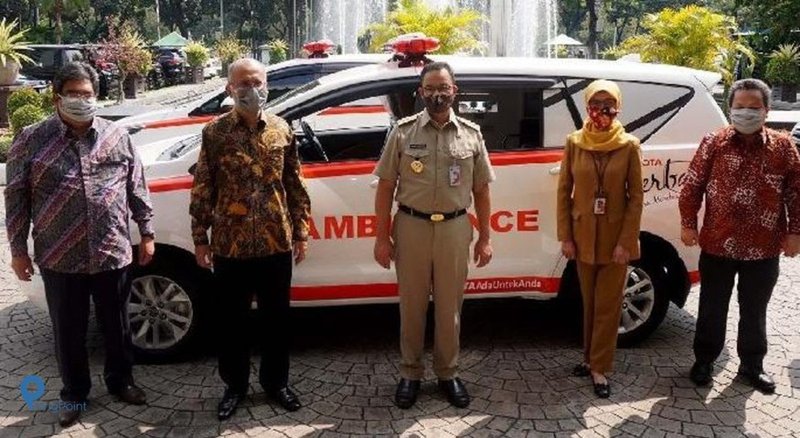 Presiden Direktur PT TMMIN Warih Andang Tjahjono (kedua kiri) saat memberikan bantuan Kepada Gubernur DKI Jakarta Anies Baswedan (tengah).