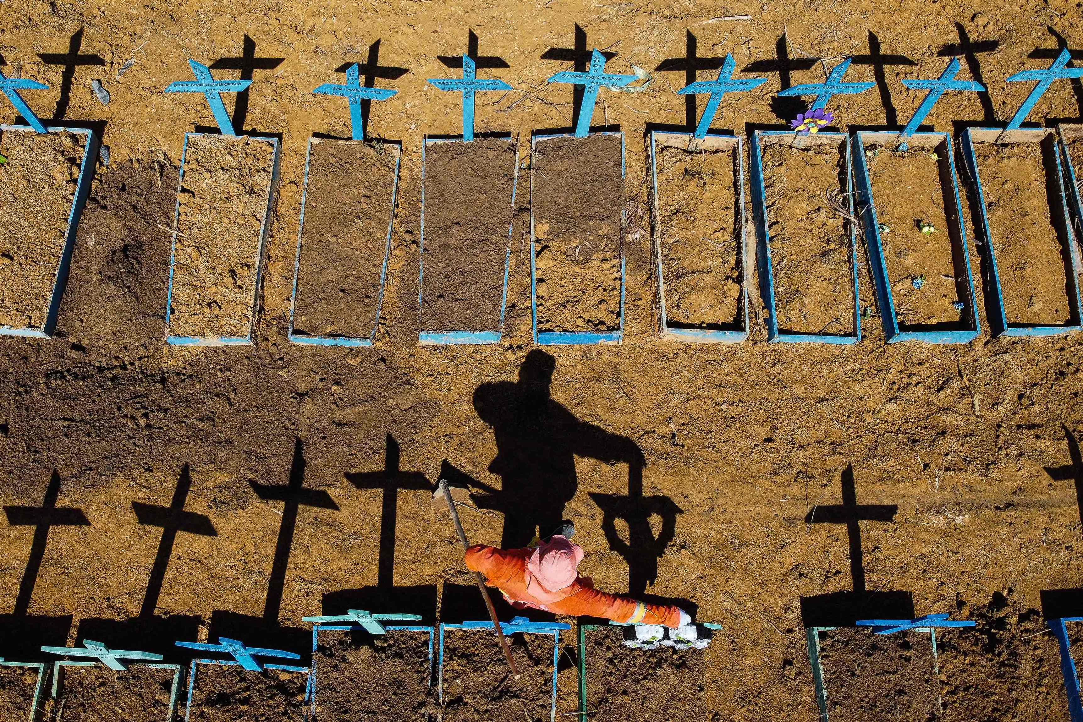 Tempat permakaman korban virus korona atau covid-19 di Brazil. 