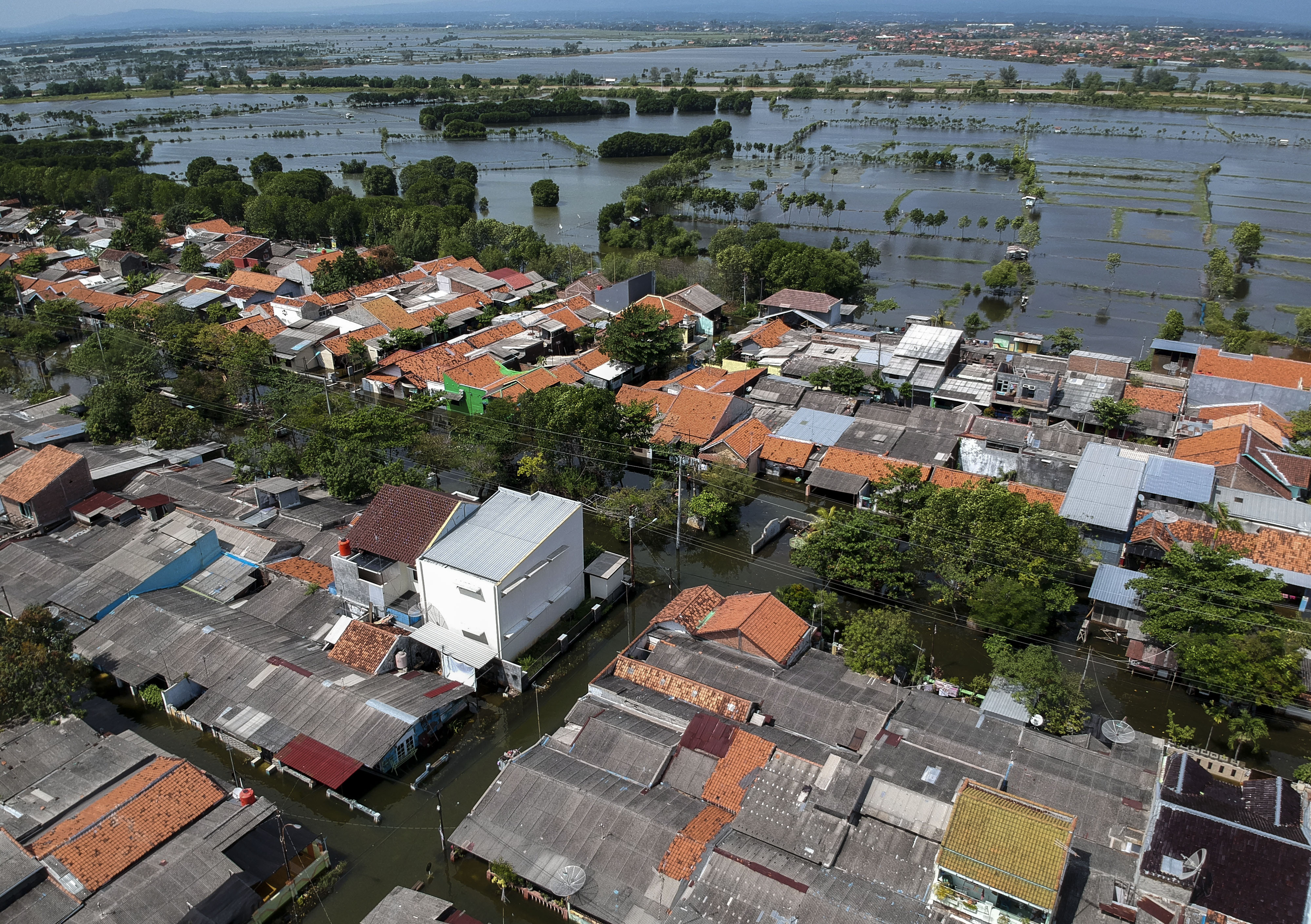 Foto udara kondisi banjir rob di Slamaran, Pekalongan, Jawa Tengah, Rabu (3/6/2020). 
