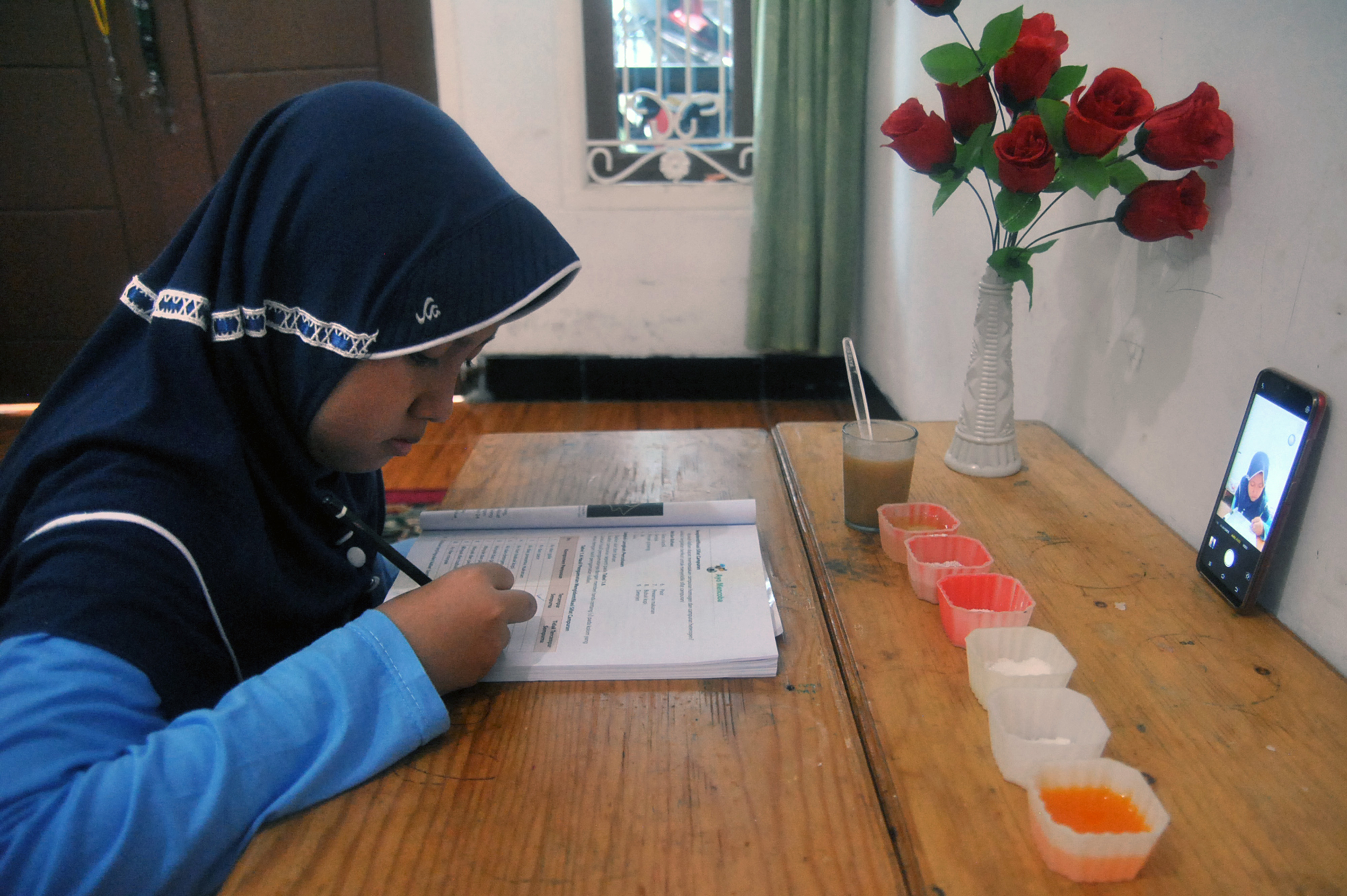  Seorang siswa SD mengerjakan ulangan praktek mata pelajaran IPA di Desa Laladon, Kabupaten Bogor, Senin (11/5).