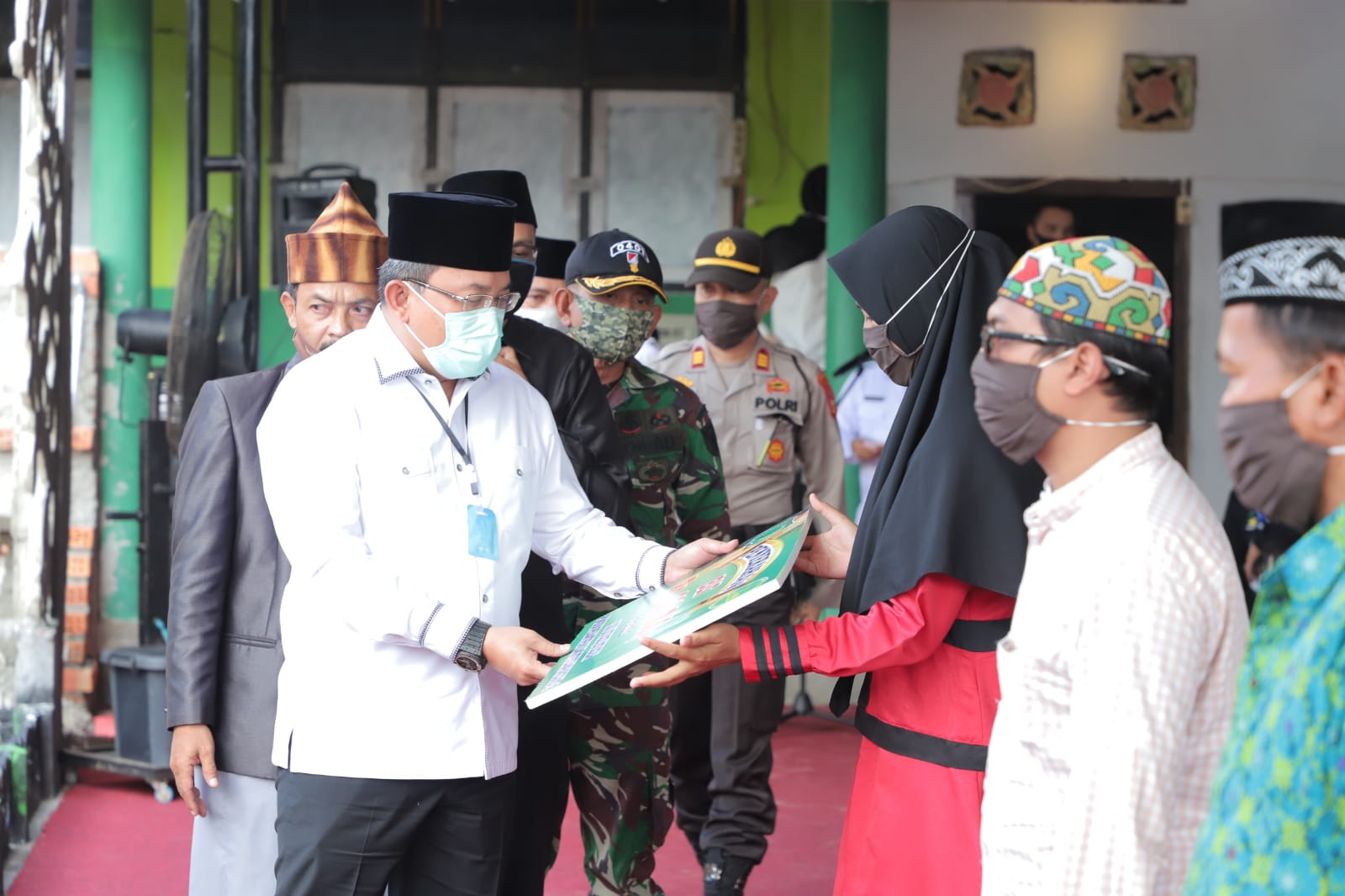 Bupati Musi Banyuasin, Dodi Reza Alex memberikan BLT dari APBD kepada ribuan ustaz dan ustazah se-Kabupaten Muba Kamis (4/6).