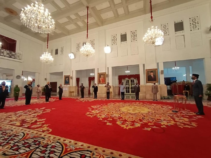Presiden Jokowi melantik Dewan Pimpinan Pusat dan Dewan Pertimbangan Pusat LVRI di Istana Negara, Jakarta, Rabu (24/6/2020).