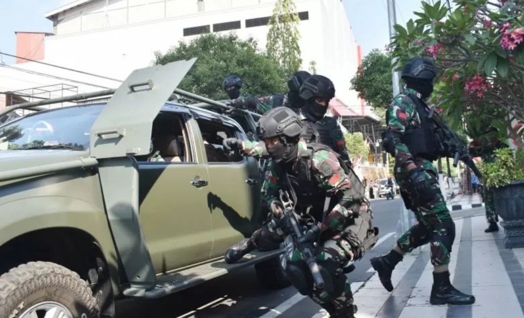 Prajurit Batalyon Infanteri Para Raider 501/Bajra Yudha Madiun melakukan simulasi penyelamatan sandera yang dilakukan teroris.