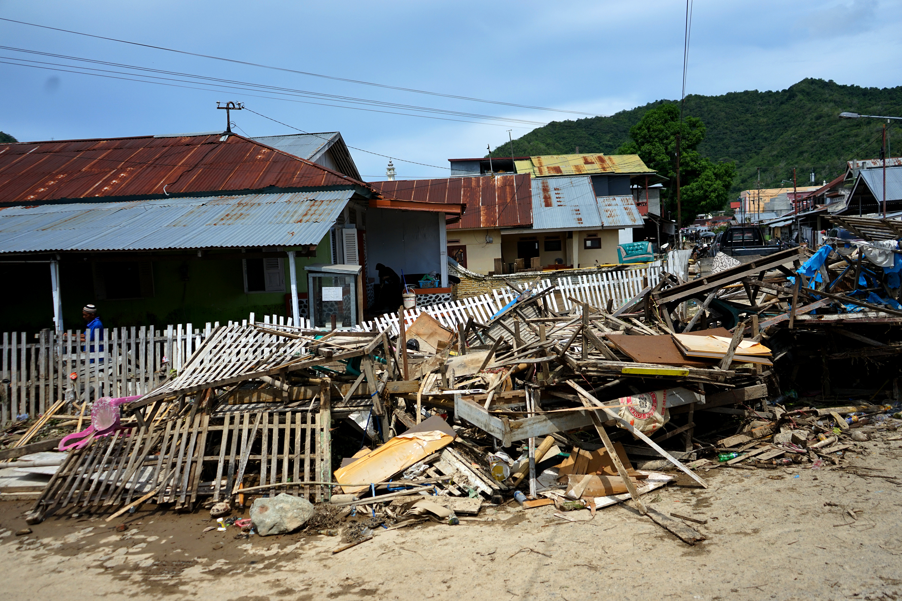 Akibat banjir bandang, permukiman warga di Gorontalo dipenuhi sampah dan lumpur.