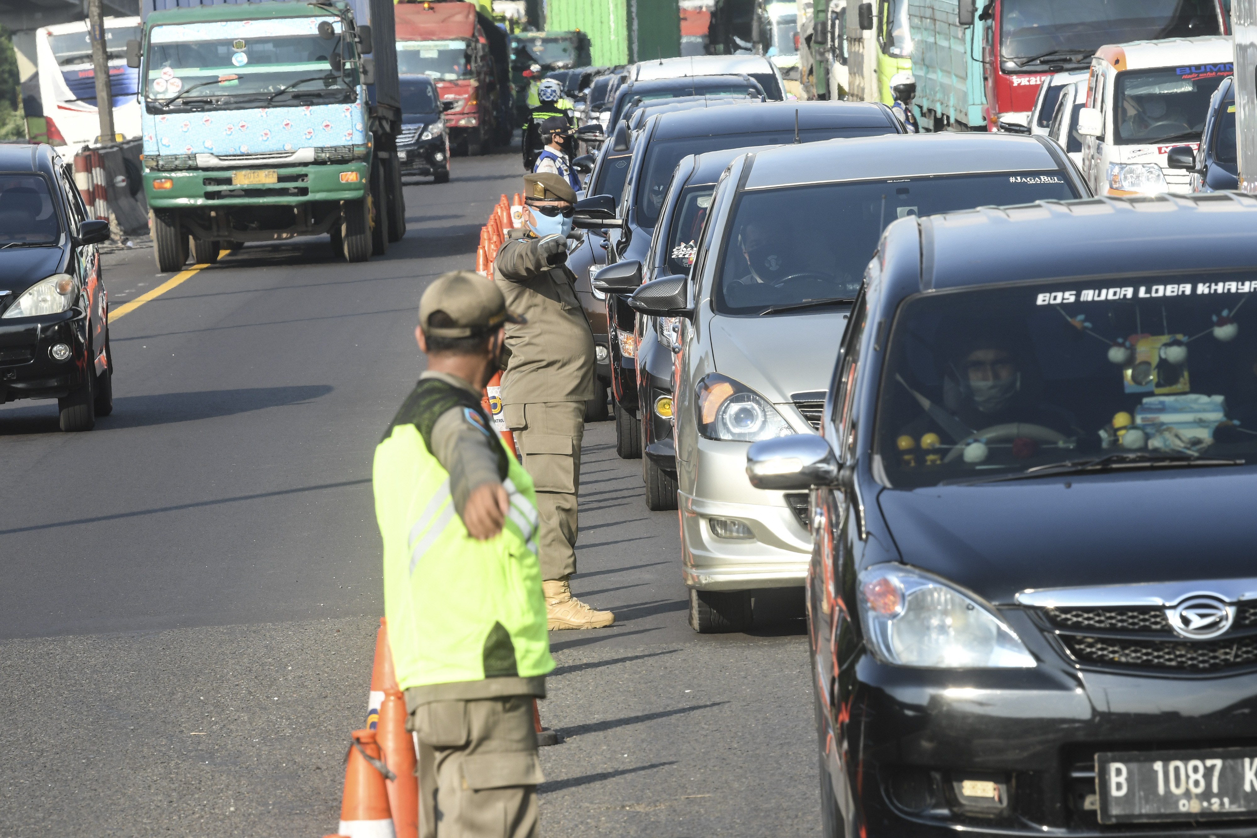 Petugas gabungan memeriksa kendaraan yang akan masuk ke wilayah DKI Jakarta di KM 47 Tol Cikampek-Jakarta, Jawa Barat, Sabtu (30/5).