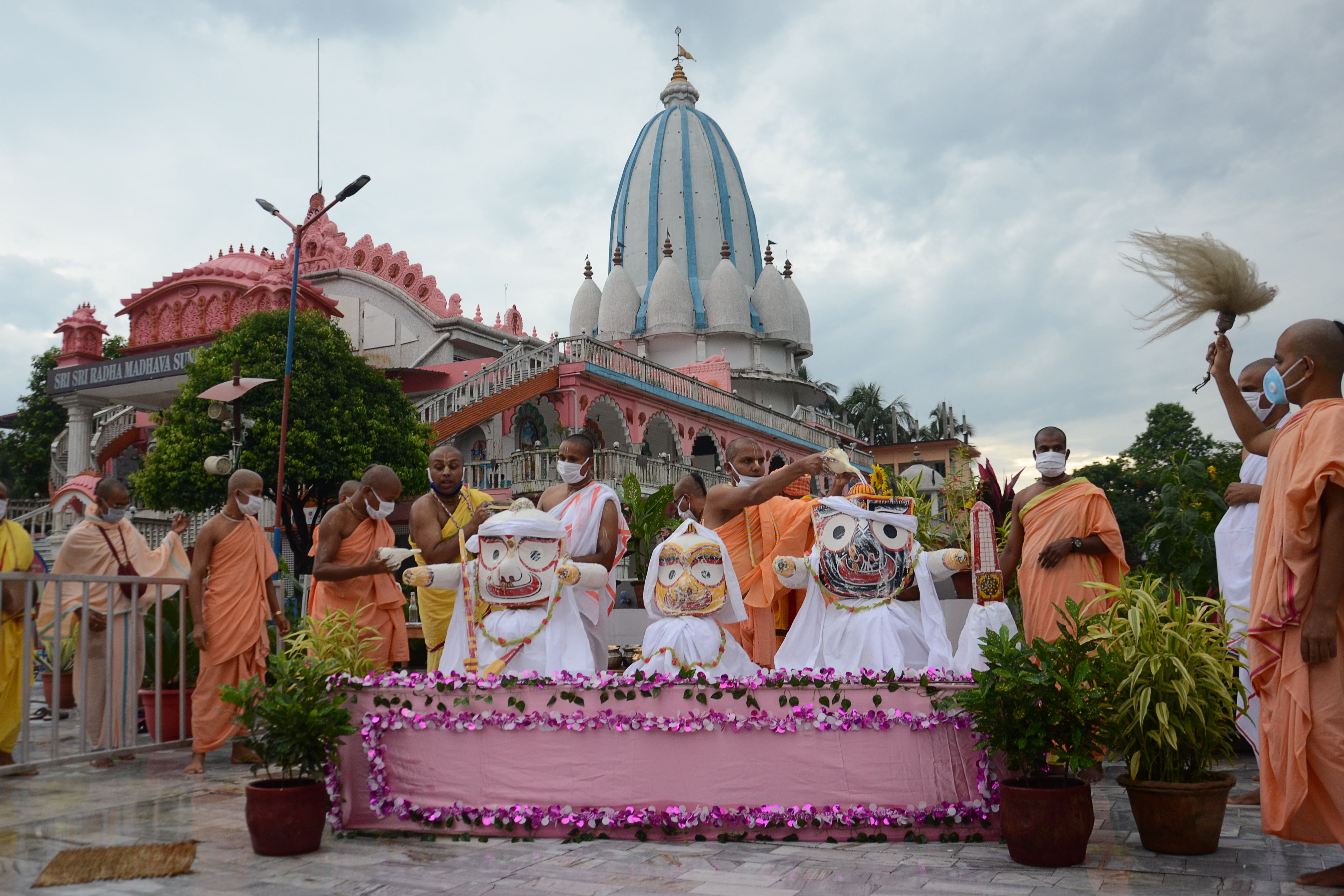 Para pemimpin agama di kuil Krishna Consciousness merayakan rasa syukur  setelah India mengizinkan kembali membuka kuil di tengah pandemi.