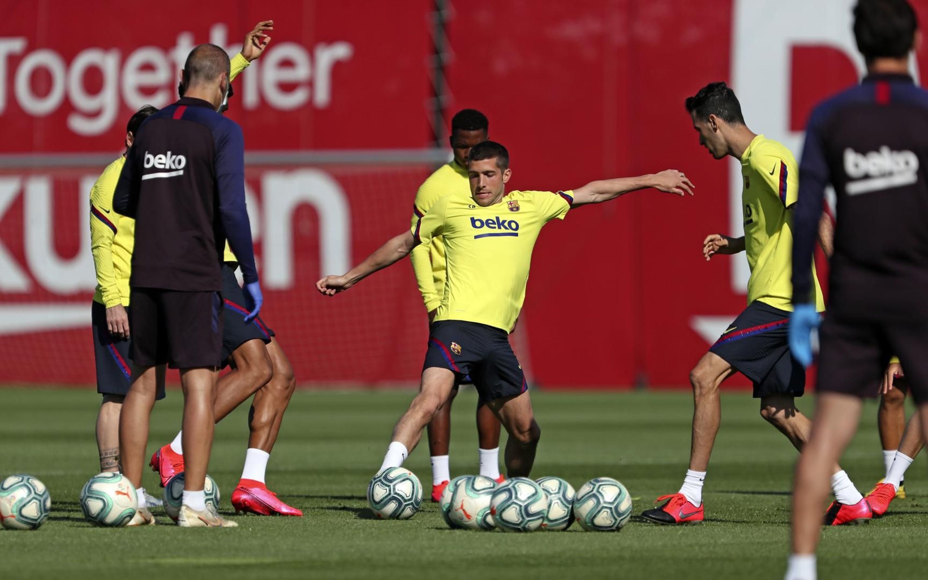 Pemain Barcelona kembali menjalani latihan usai La Lga ditunda sejak Maret lalu