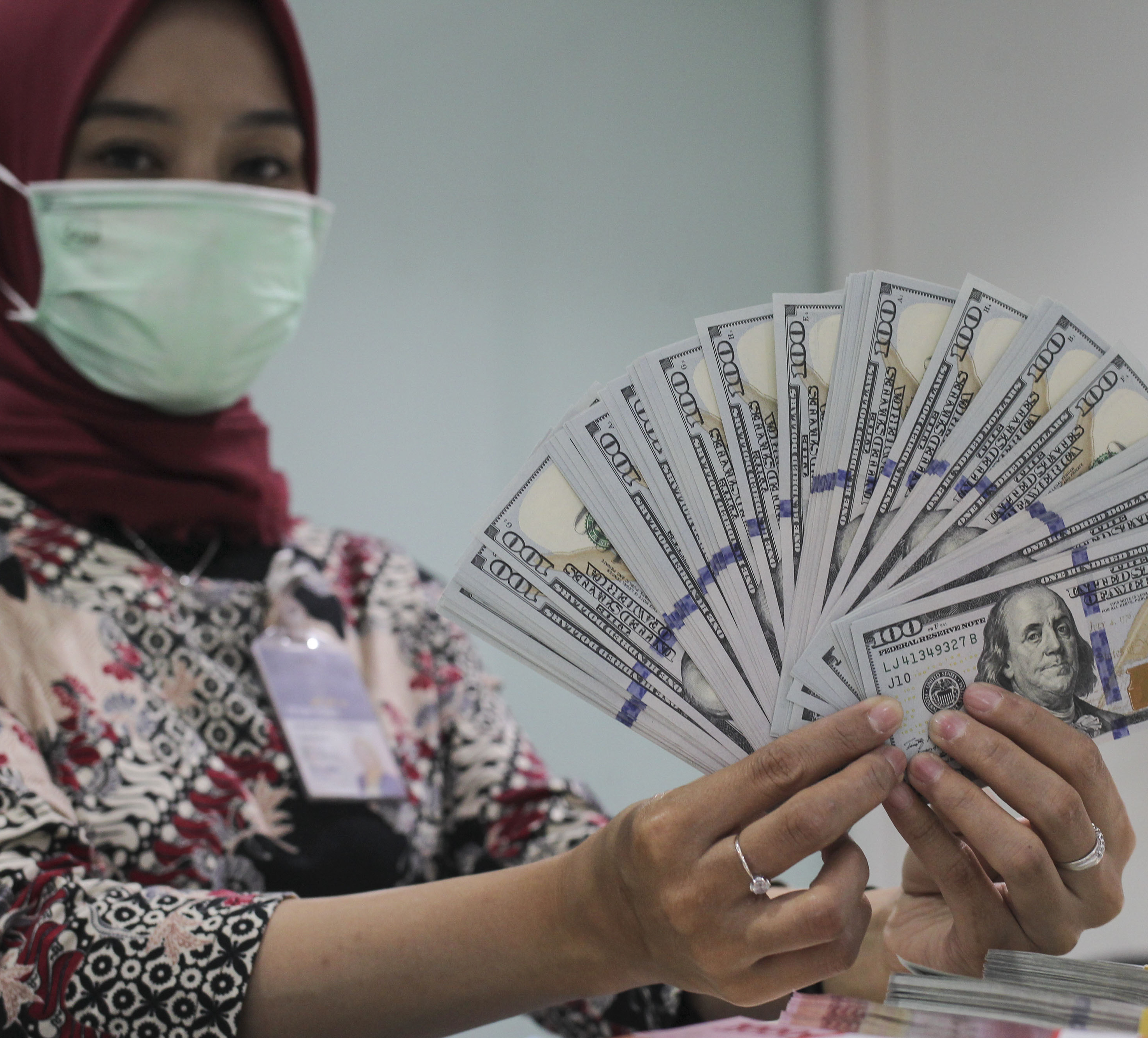 NILAI tukar dolar AS sedikit menguat pada akhir perdagangan Jumat (Sabtu pagi WIB), bergerak dalam kisaran sempit.