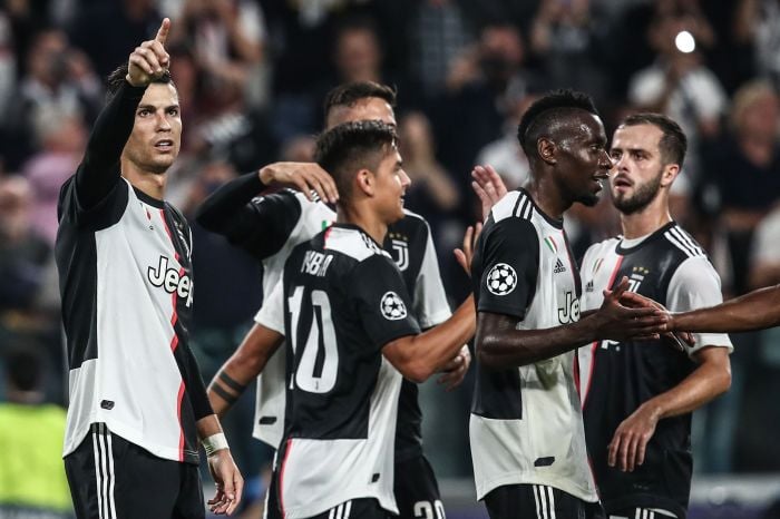 Para pemain Juventus merayakan gol yang dicetak Cristiano Ronaldo ke gawang Bayer Leverkusen  