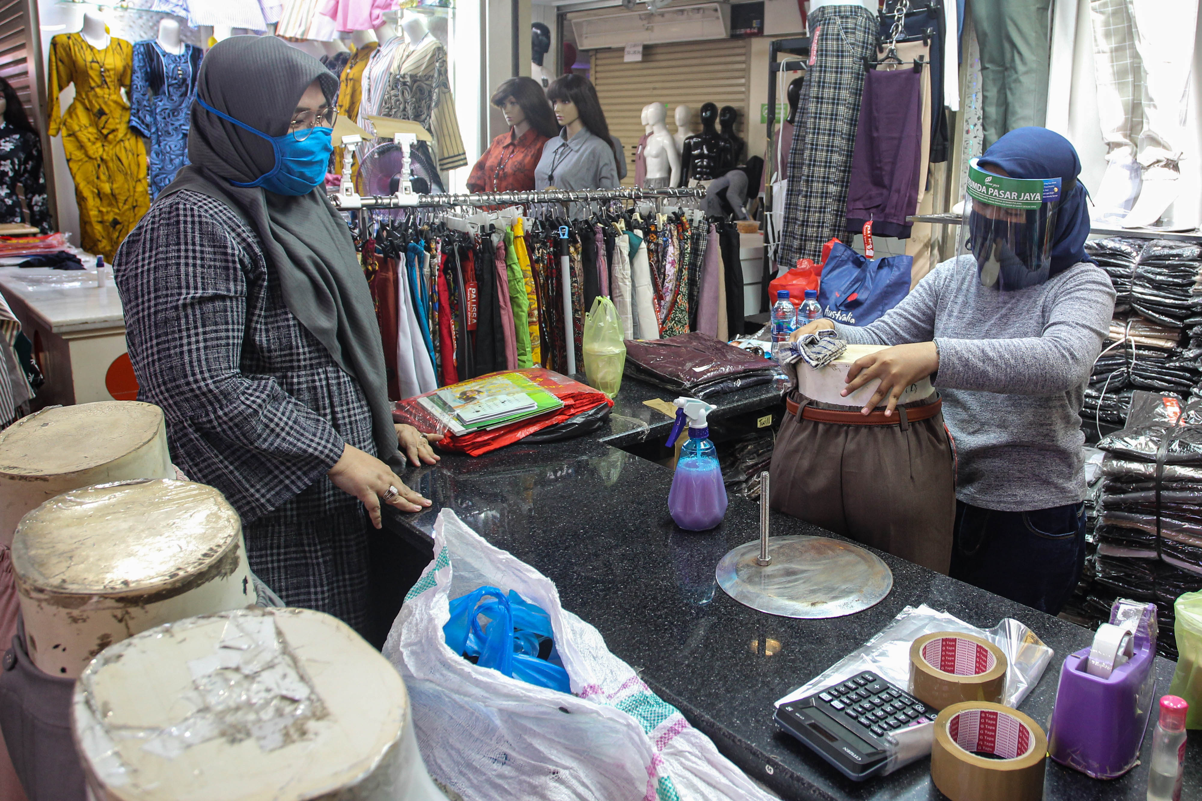 Pramuniaga merapikan barang dagangan di komplek Pasar Tanah Abang, Jakarta, Senin (15/6).