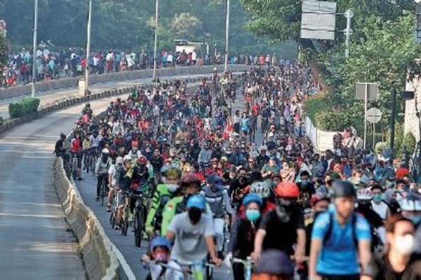 Warga berolahraga memanfaatkan dibukanya kembali HBKB masa PSBB transisi di kawasan Jalan Sudirman, Jakarta, Minggu (21/6) lalu.