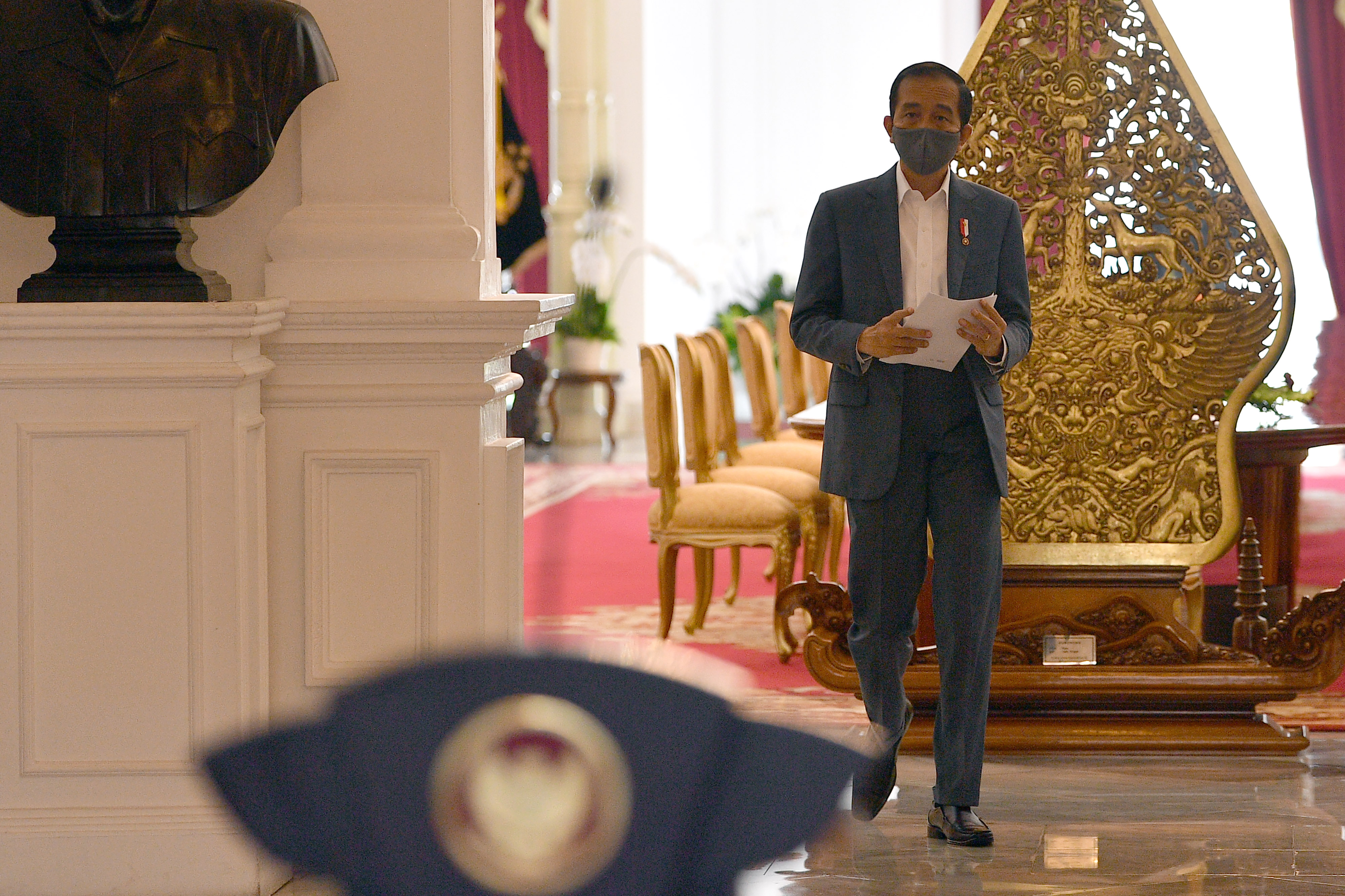 Presiden Joko Widodo bersiap menyampaikan keterangan pers di Istana Merdeka, Jakarta, Rabu (24/6/2020).