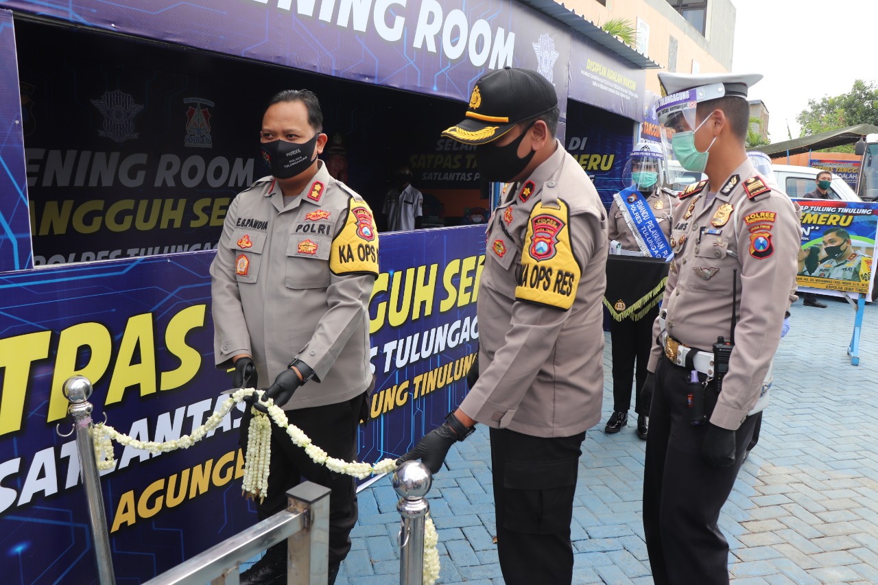  Kapolres Tulungagung AKB Eva Guna Pandia saat meresemkan fasilitas screening room di Kantor Satpas SIM Tangguh Semeru Polres Tulungagung.