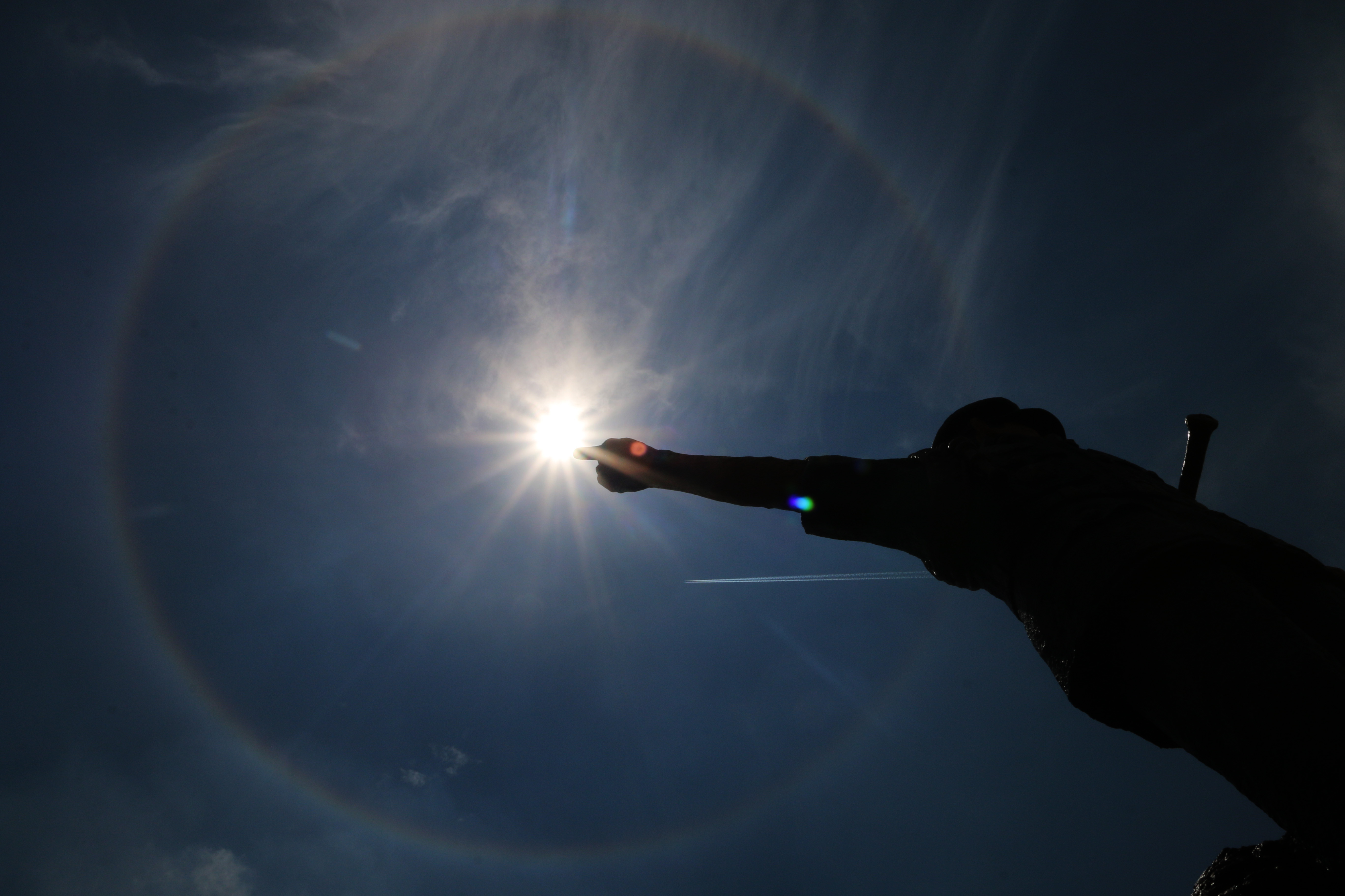 Fenomena halo matahari dengan latar depan patung Jenderal Anumerta Ahmad Yani, di Medan, Sumatra Utara, beberapa waktu lalu.