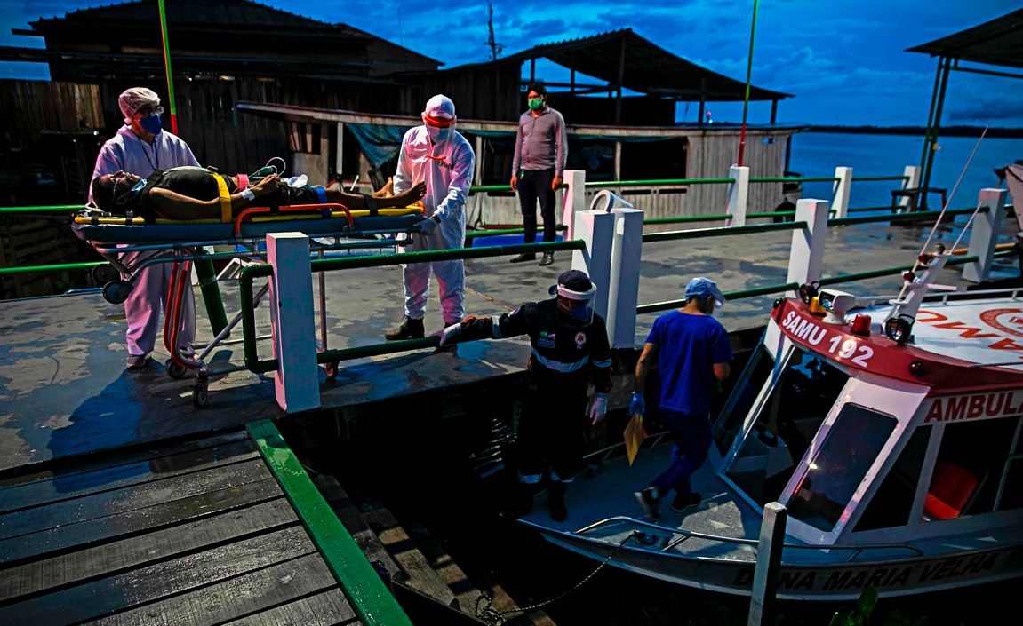 Seorang warga dengan gejala covid-19 hendak dilarikan ke rumah sakit di Pulau Marajo, Brasil, pada 2 Juni 2020. 