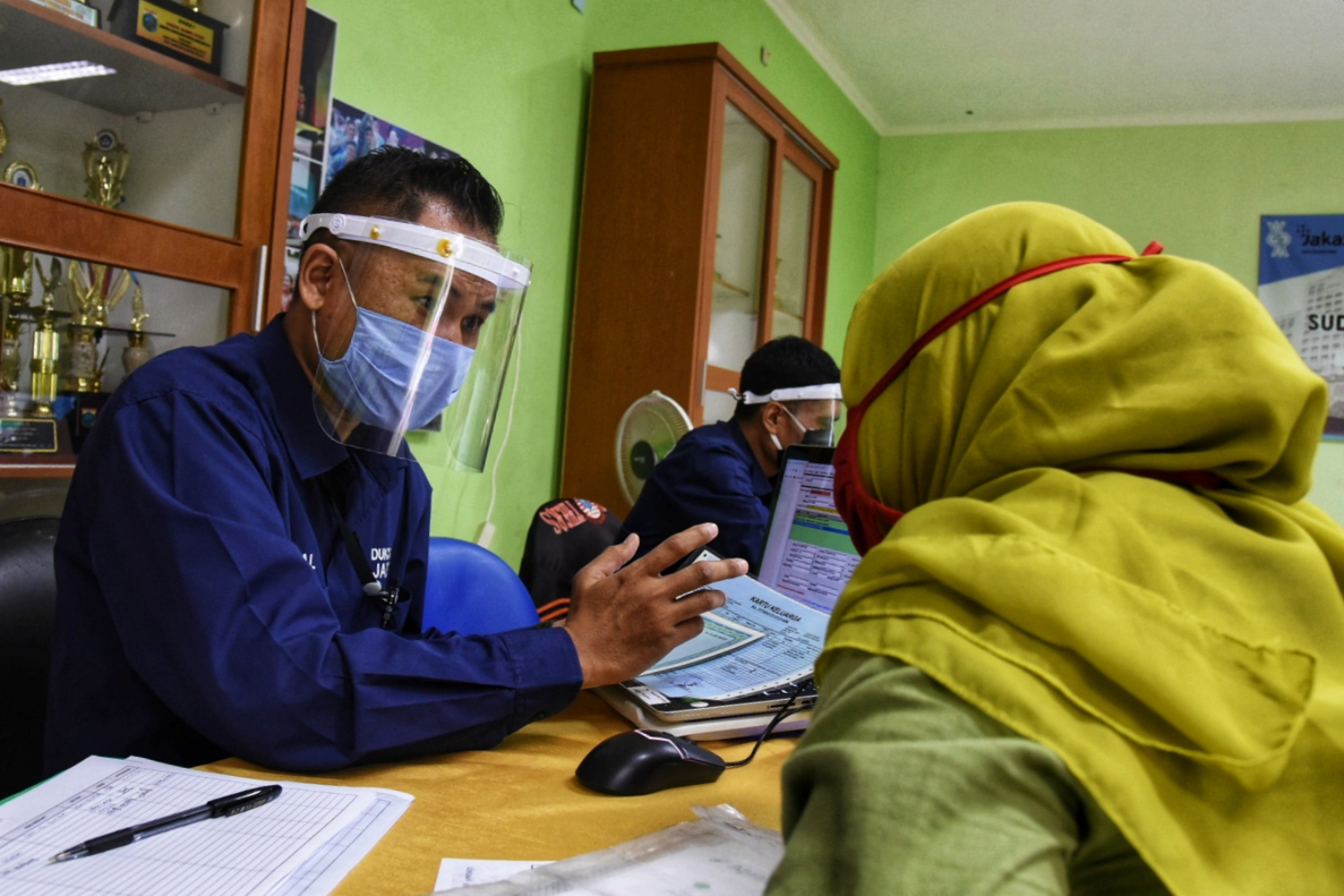 Petugas melayani orangtua calon siswa yang mencari informasi tahapan penerimaan peserta didik baru (PPDB) tahun 2020 