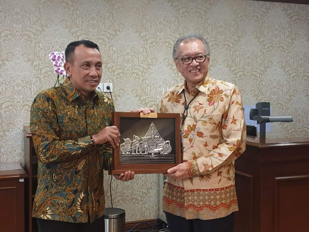 Ketua Umum DPP Perbarindo Joko Suyanto memberikan cinderamata kepada Ketua Dewan Komisioner LPS Halim Alamsyah