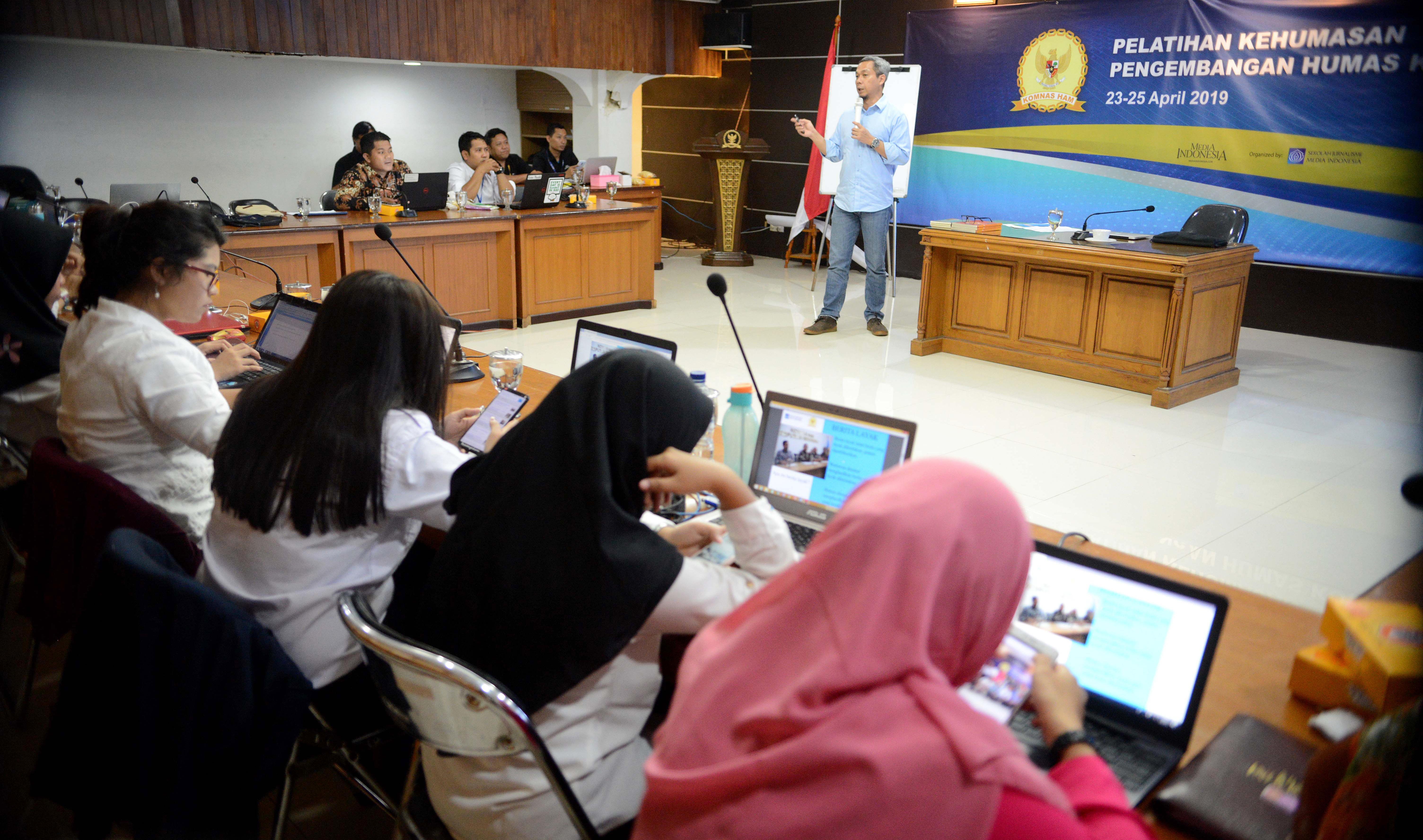 Jurnalis Senior Usman Kansong menjadi nara sumber pelatihan kehumasan di Kantor Komnasham, Jakarta, beberapa waktu lalu.