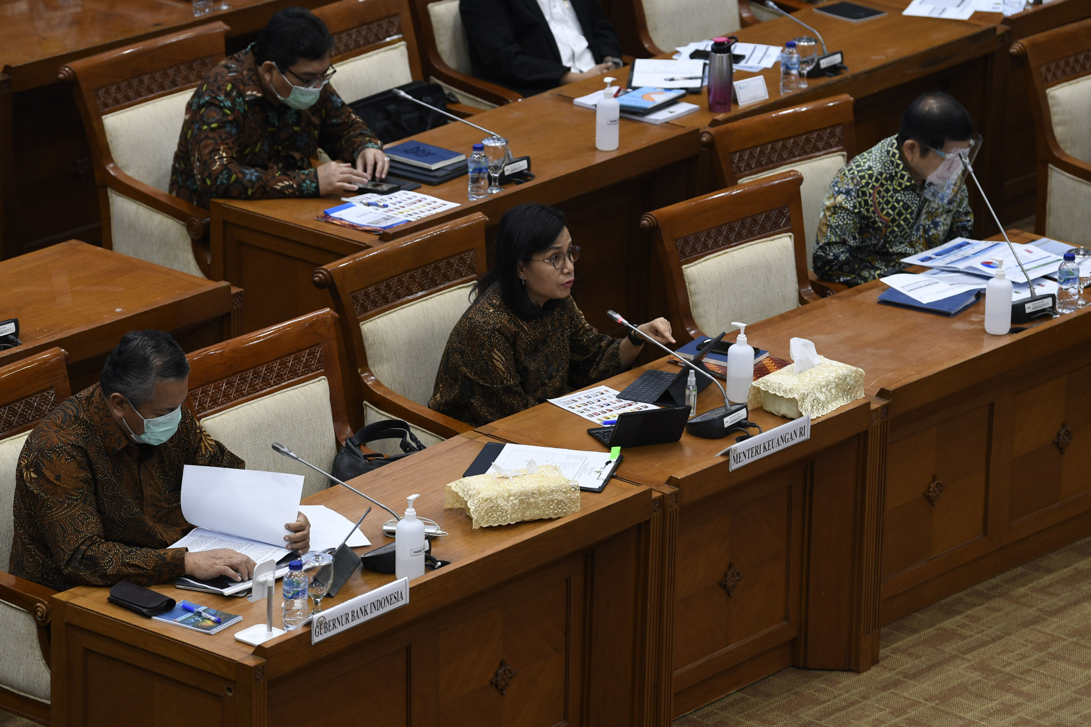 Menteri Keuangan Sri Mulyani (tengah) menyampaikan paparan saat raker bersama Komisi XI DPR di Kompleks Parlemen Senayan, Jakarta, kemarin.
