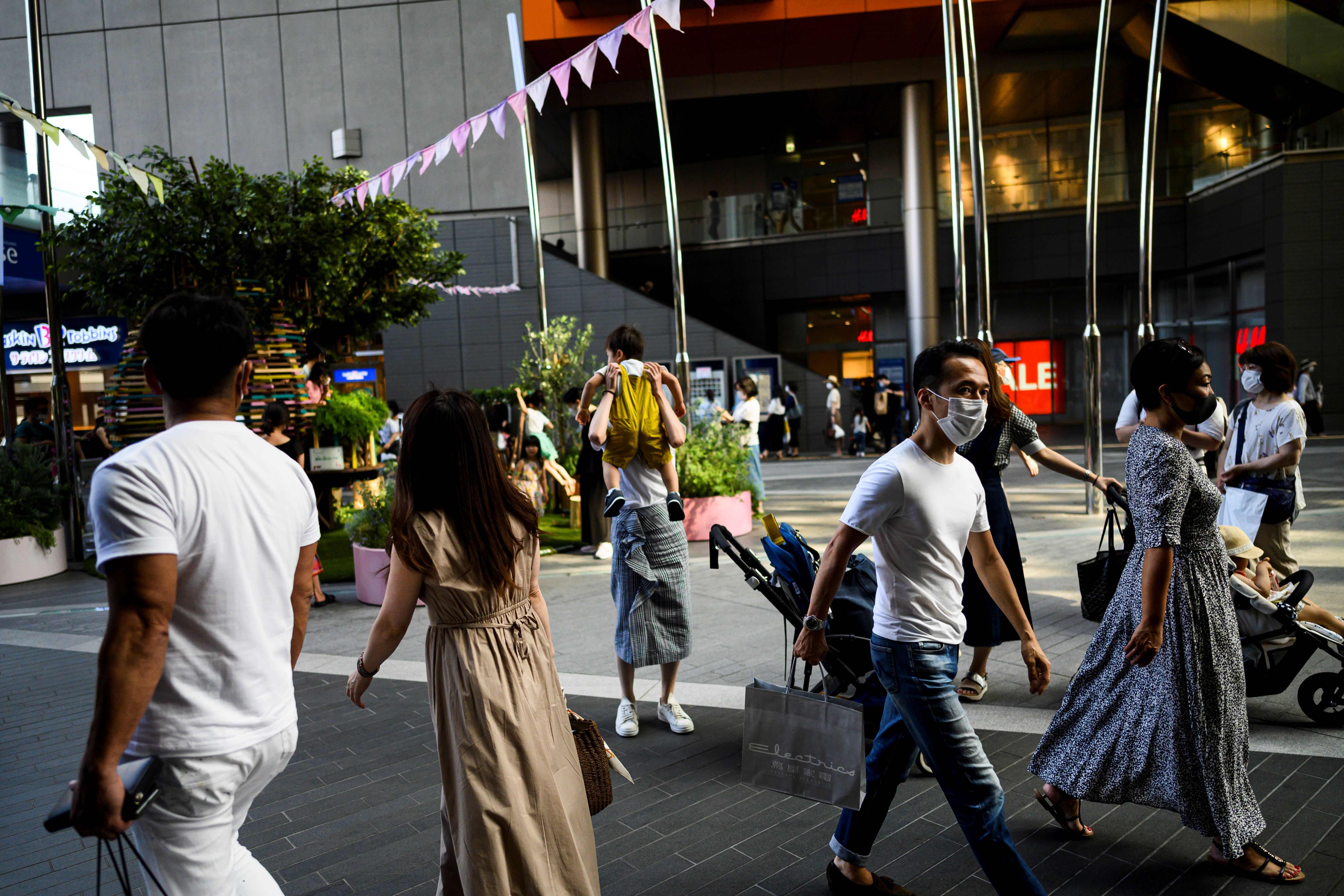 Orang-orang yang memakai masker di tengah kekhawatiran atas penyebaran covid-19 berjalan di Futako Tamagawa, Tokyo, Kamis (7/6).
