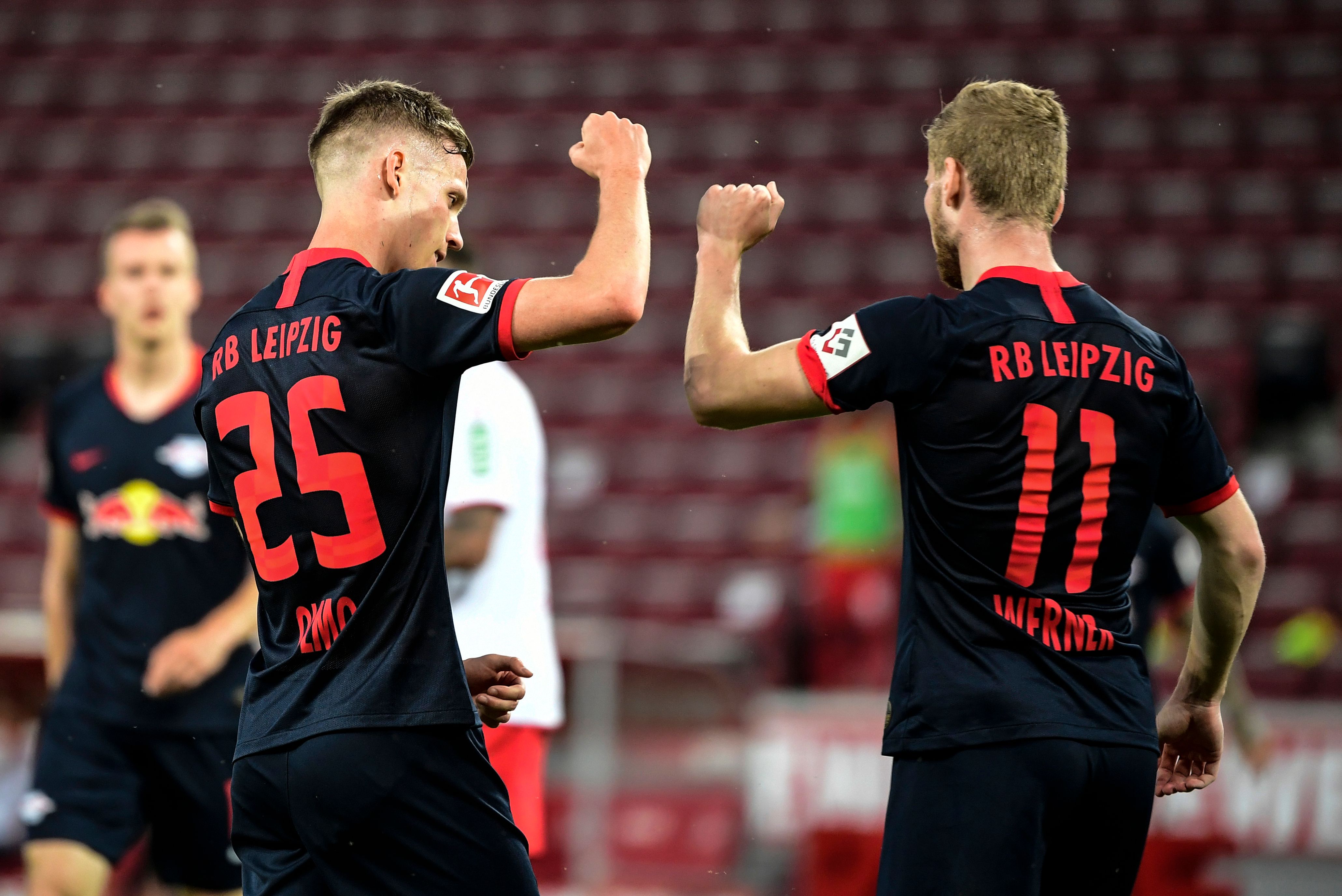  Gelandang Spanyol Leipzig, Dani Olmo (kiri) merayakan dengan pemain depan asal Jerman Leipzig, Timo Werner, dalam lanjutan Bundesliga.
