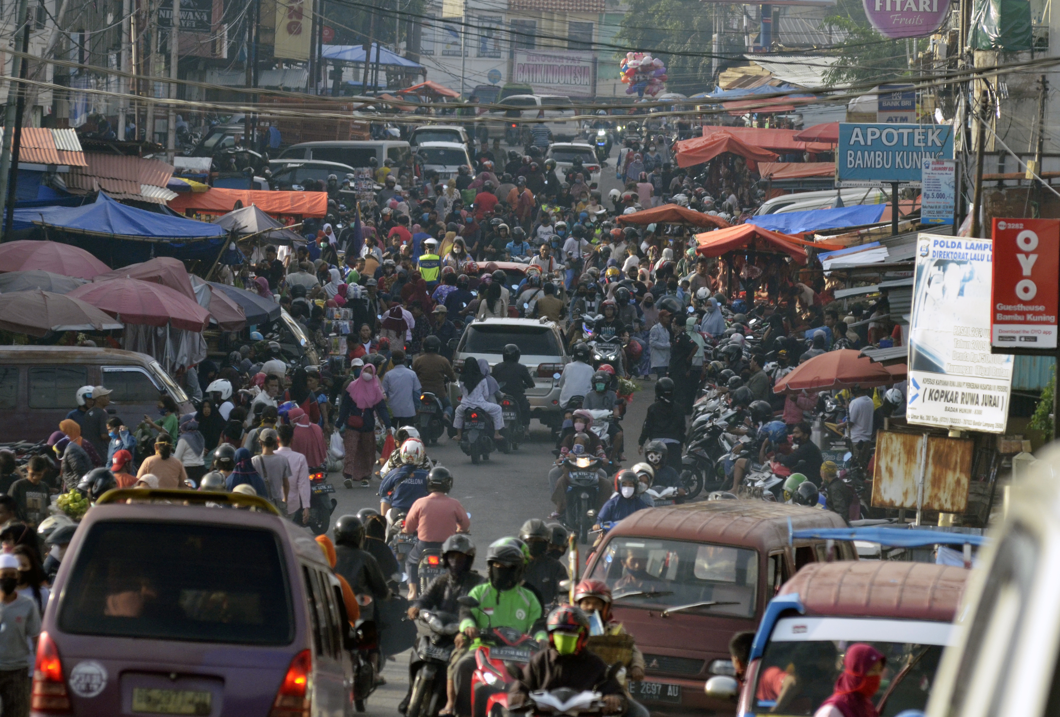 Situasi pasar tradisional di Bandar Lampung yang ramai dipadati warga.