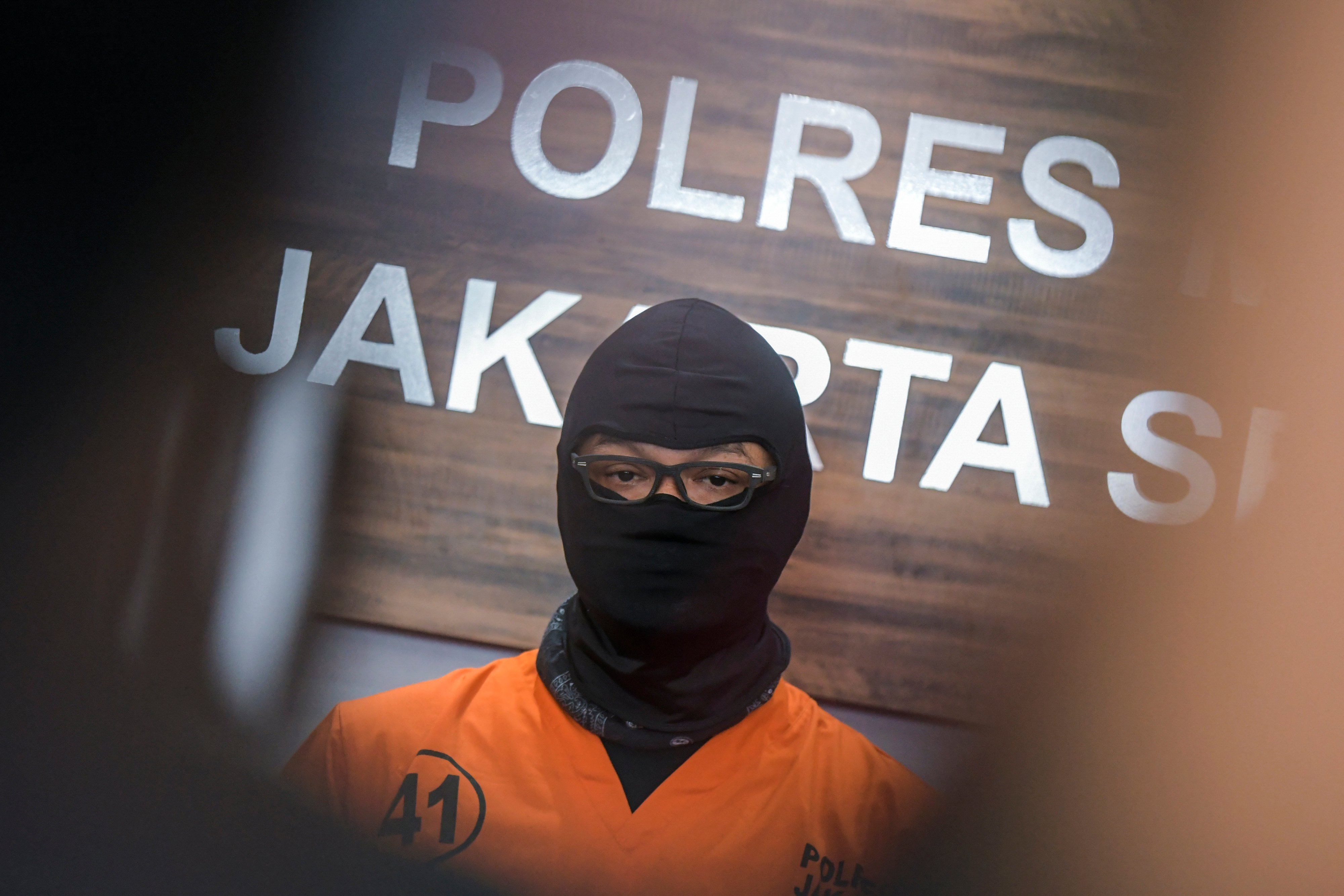 Aktor Dwi Sasono dihadirkan penyidik Satnarkoba pada rilis kasus narkoba di Polres Jakarta Selatan, Jakarta, Senin (1/6/2020)