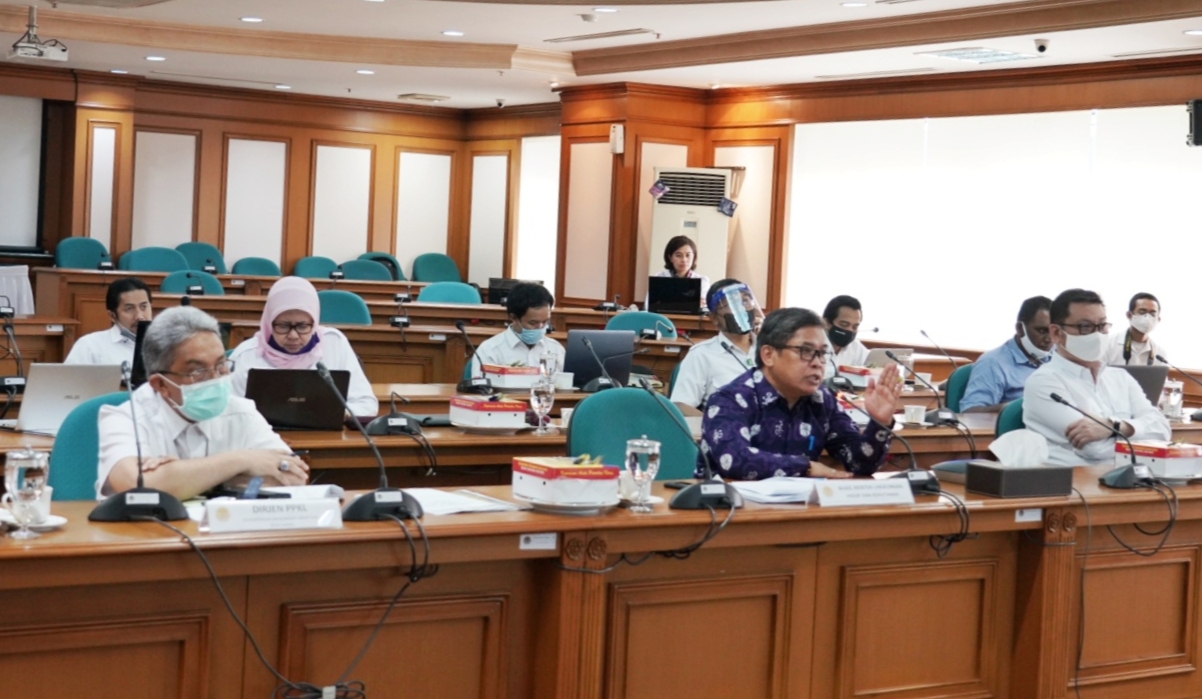 Dari kiri, Dirjen PPKL RM Karliansyah, Wamen LHK Alue Dohong, dan Kepala BRG Nazir Foead, ketika mengikuti diskusi virtual.