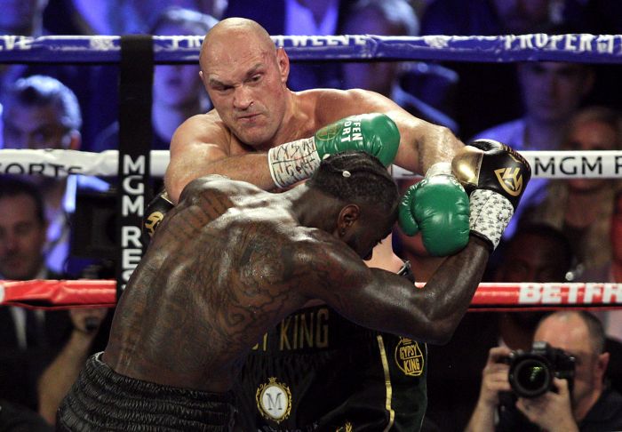 Tyson Fury dan Deontay Wilder saat bertanding di MGM Grand Garden Arena di Las Vegas (22/2/2020) 