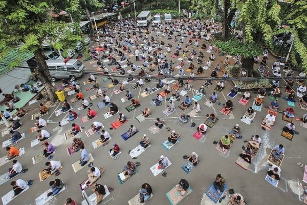 Sejumlah umat Islam melaksanakan salat Jumat di Masjid Cut Meutia, Jakarta Pusat, kemarin.