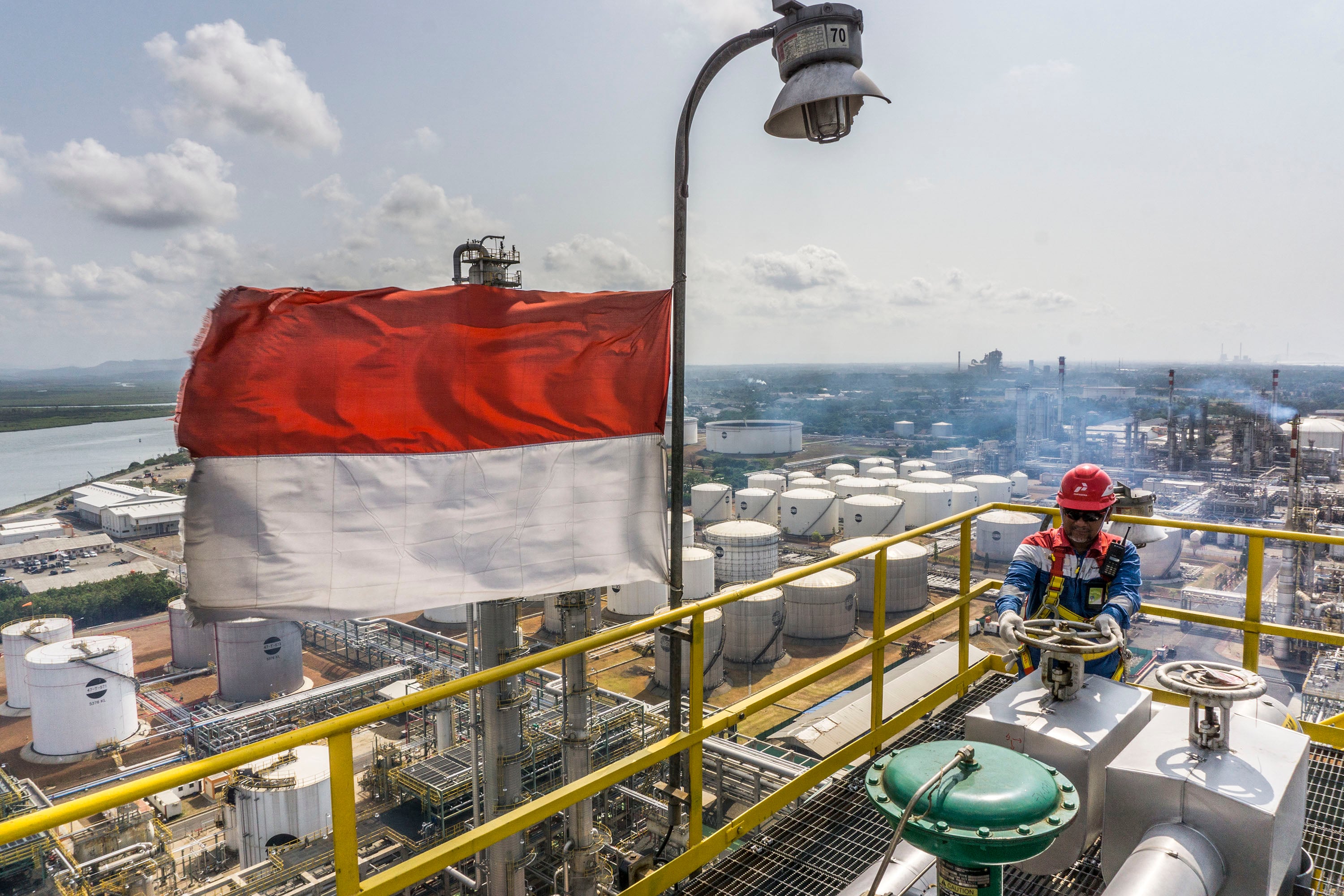   pengecekan fasilitas pengolahan di 'rooftop' Residual Fluid Catalytic Cracker (RFCC) di area kompleks Kilang RU  IV Lomanis, Cilacap