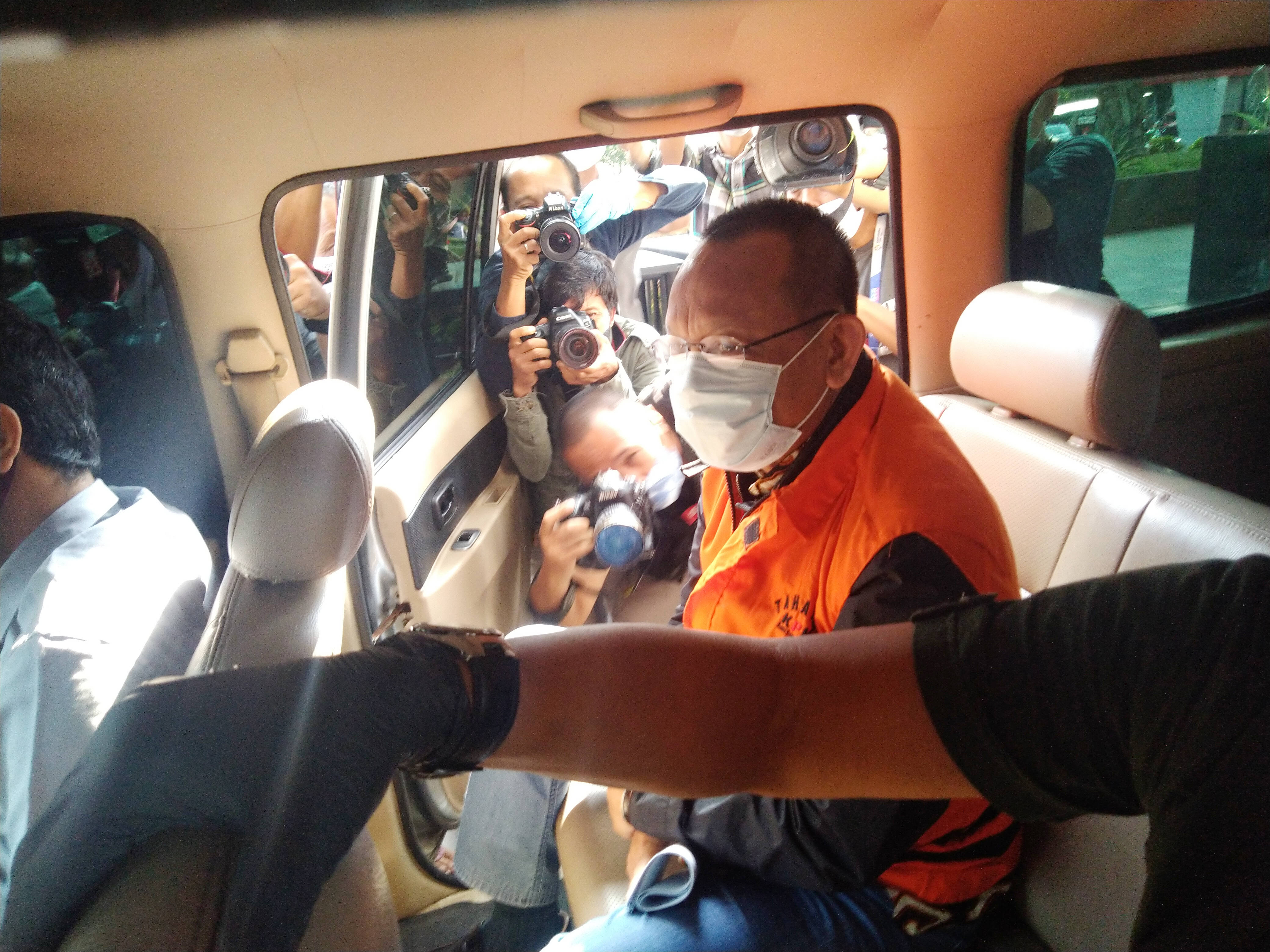 Tersangka kasus suap, mantan Sekretaris MA Nurhadi, seusai menjalani pemeriksaan di Gedung KPK.