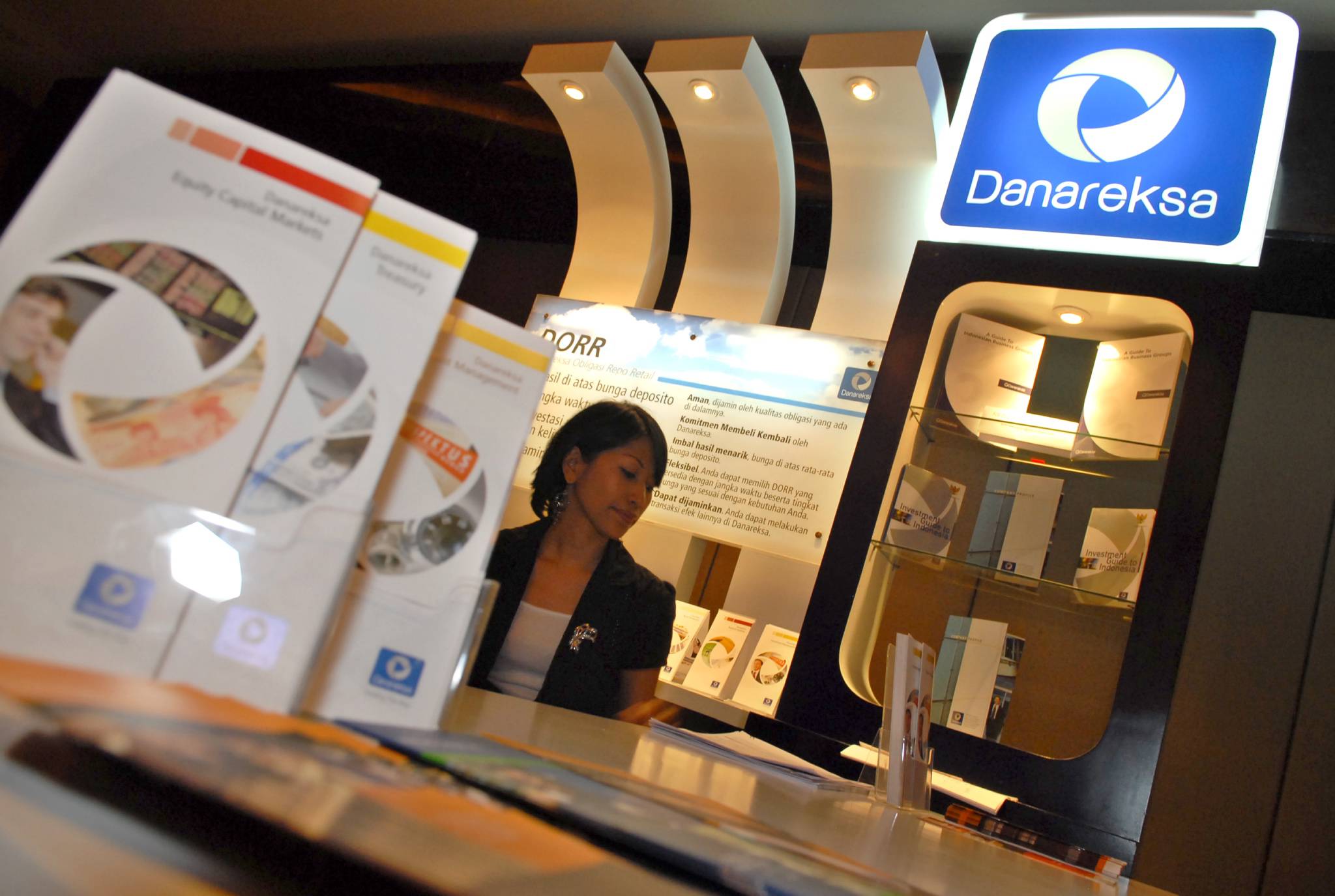 Kejaksaan Agung kembali menahan 2 tersangka terkait penyidikan kasus dugaan korupsi dalam pemberian fasilitas pembiayaan dari PT Danareks