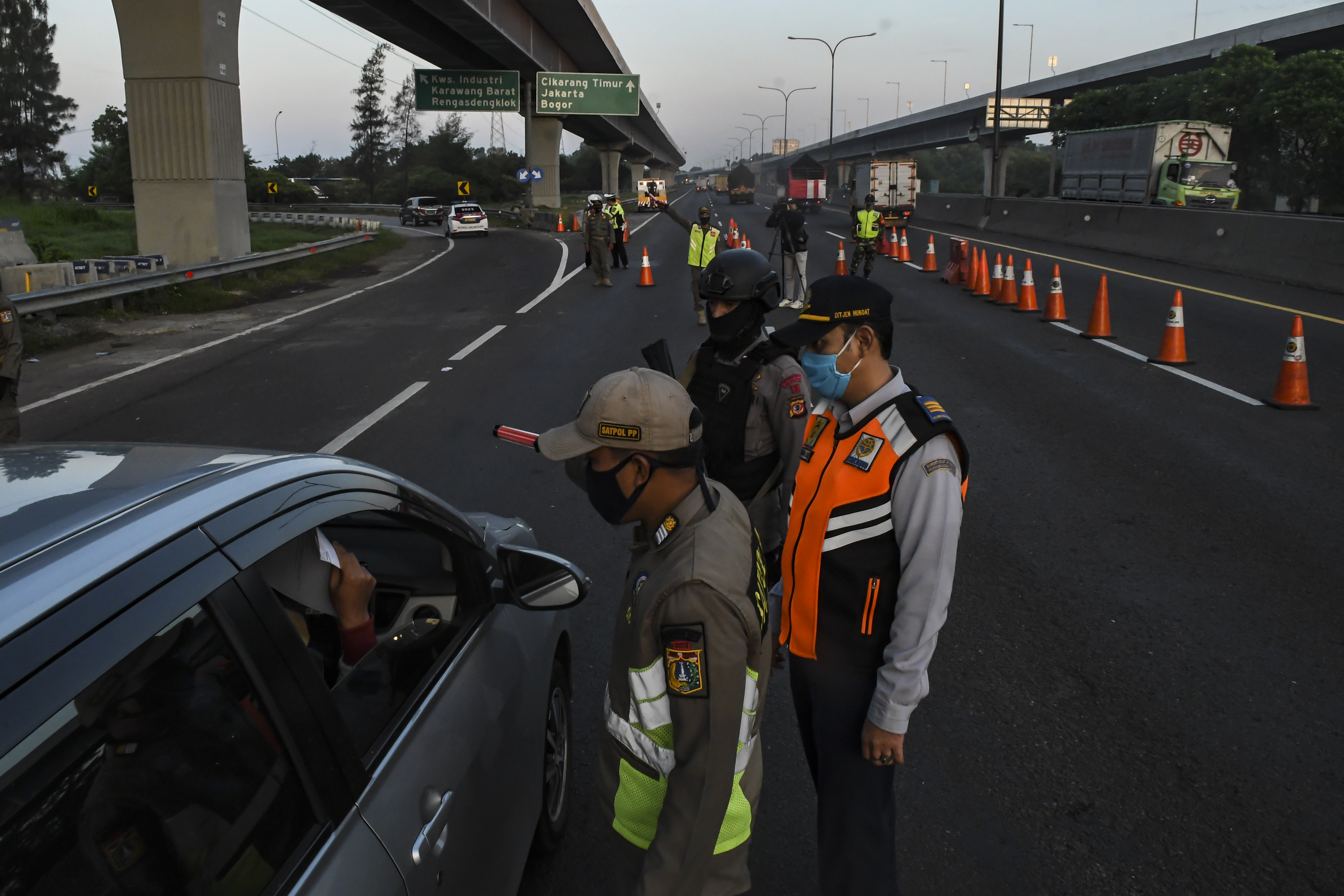 Petugas gabungan memeriksa kendaraan yang akan masuk ke Jakarta di KM 47 Tol Cikampek-Jakarta, Jawa Barat, 30/5/2020).