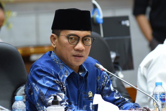 Ketua Komisi VIII DPR RI Yandri Susanto saat memulai Rapat Kerja dengan Menteri Agama Fachrul Razi di Gedung DPR RI, Senayan, Jakarta. 