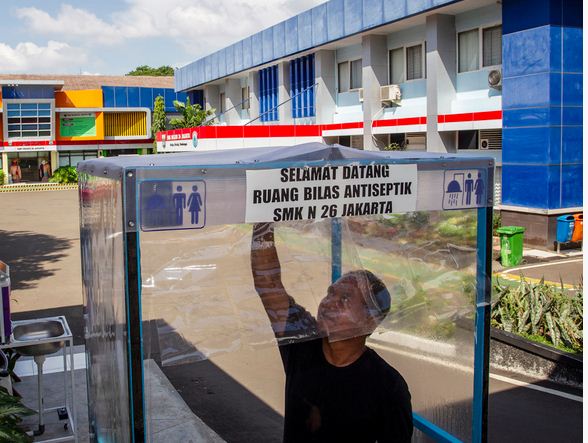 Bilik disinfeksi di SMKN 26 Rawamangun, Jakarta Timur, Sabtu (30/5/2020). 