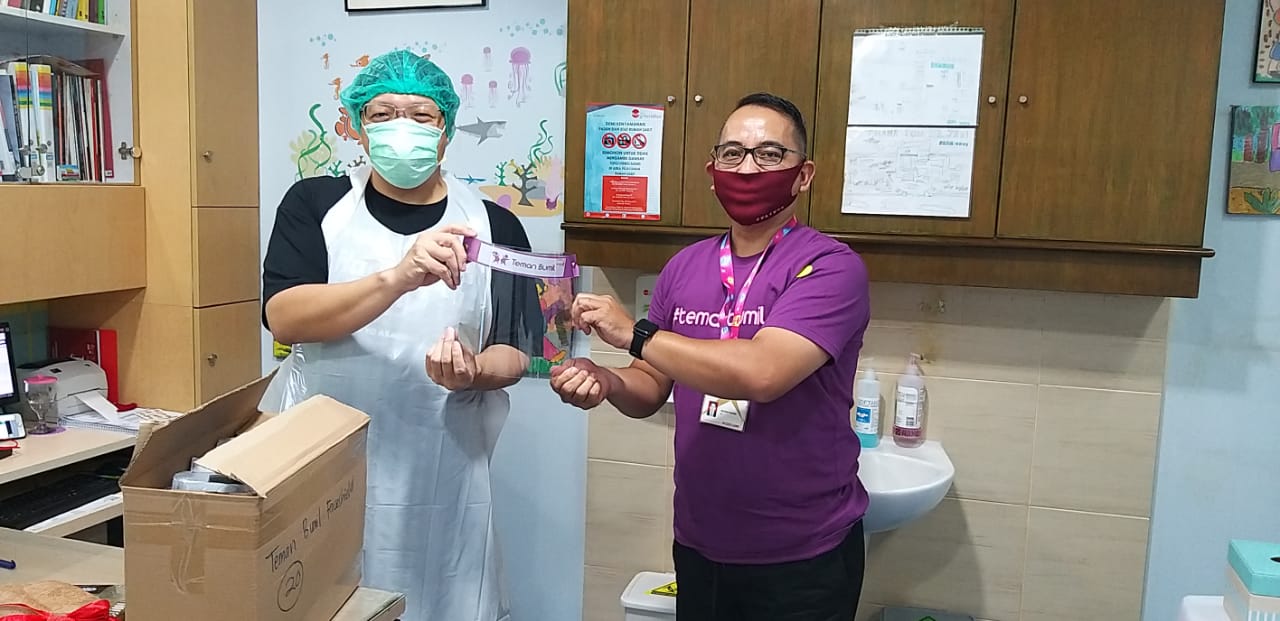 Teman Bumil juga mendonasikan face shield ke sejumlah wilayah ke Surabaya, Makassar, Banten dan Palembang. 
