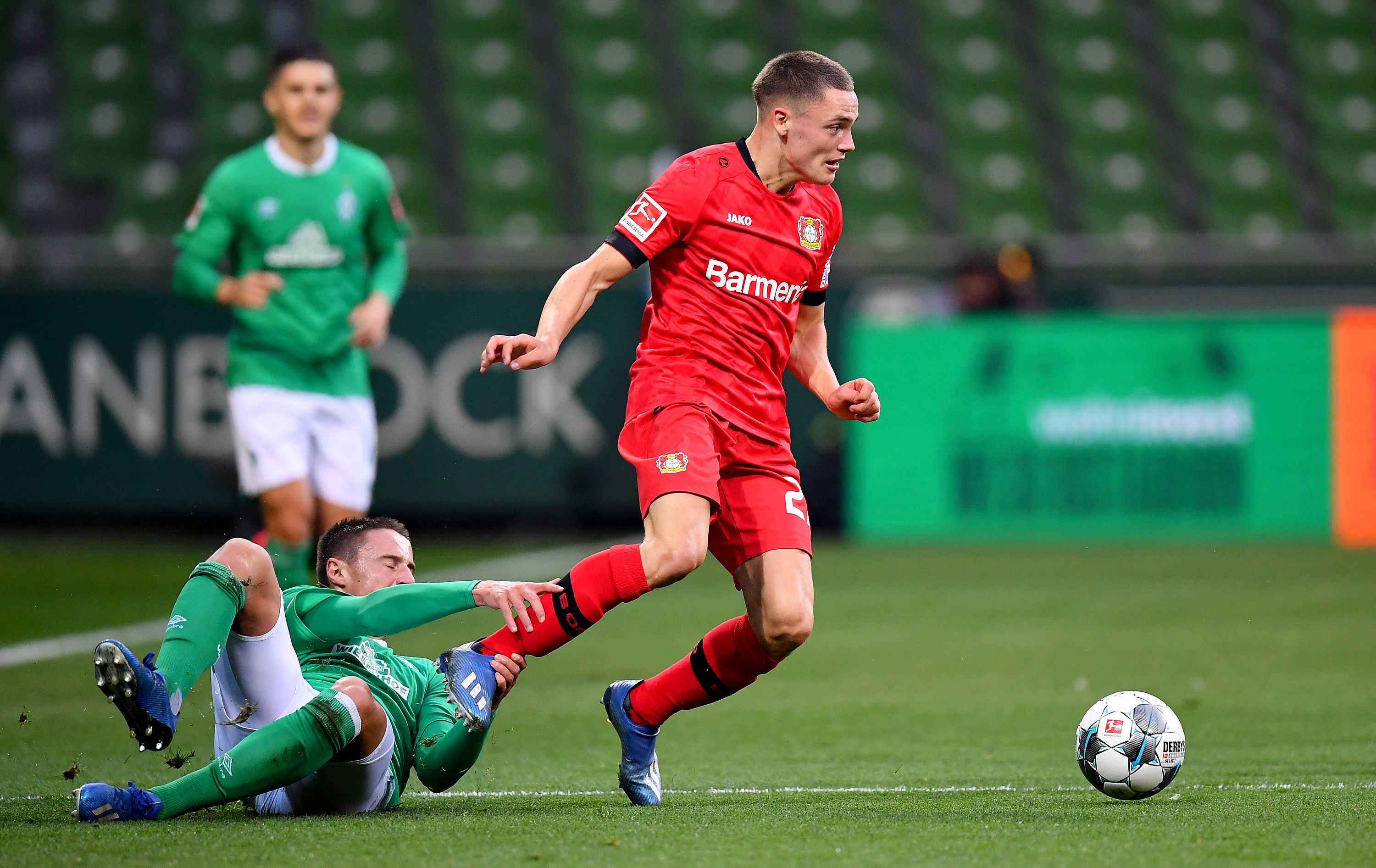 Gelandang Bayer Leverkusen Florian Wirtz (kanan)