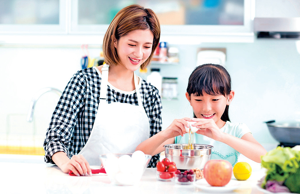 Masak makanan bersama keluarga merupakan salah satu tips agar keluarga Indonesia tetap dapat menjaga ketahanan keluarga.
