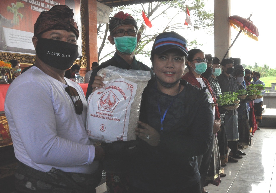 Jaga Ketahanan Pangan, Bupati Eka Bagikan Beras dan Bibit Cabai 